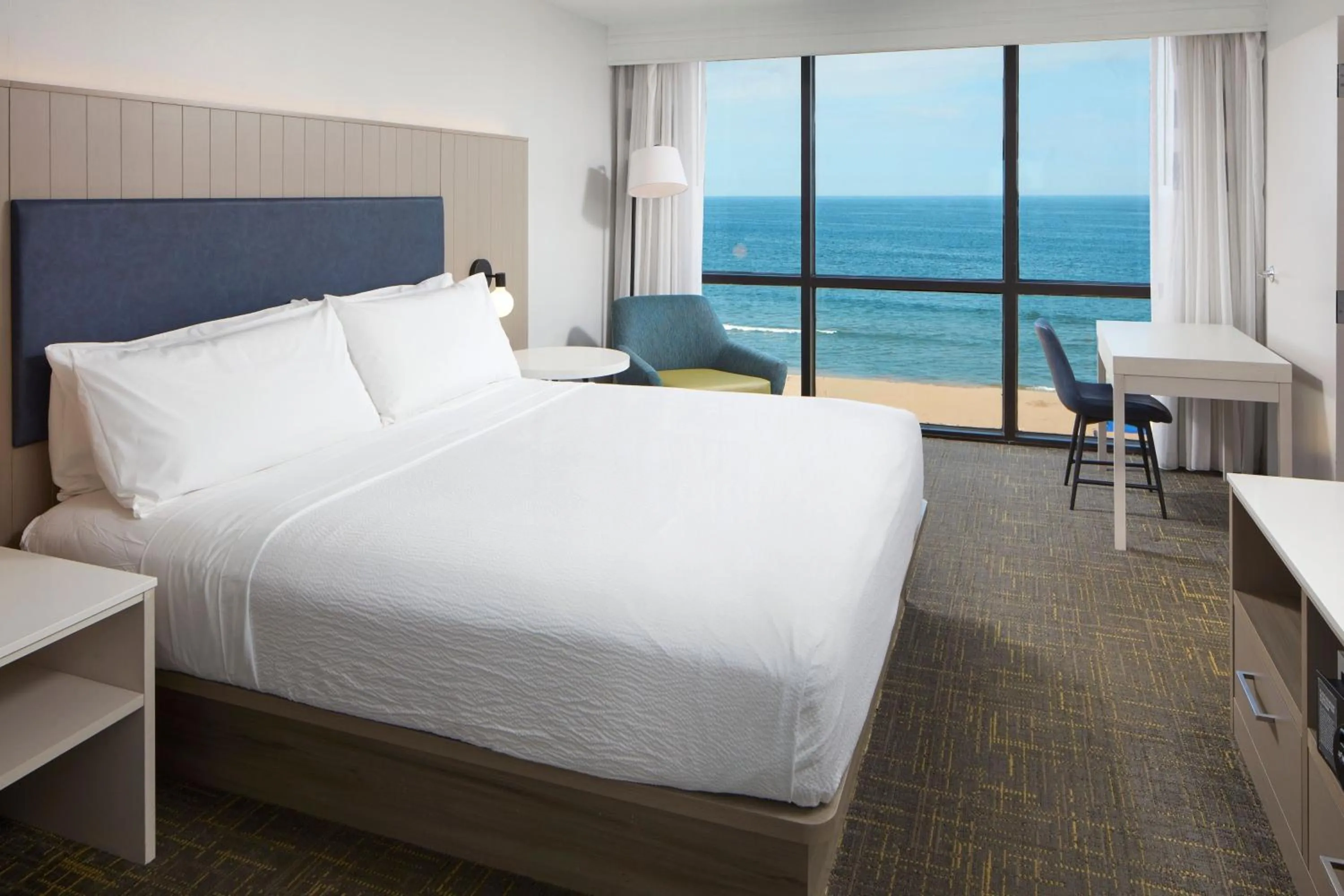 Photo of the whole room, Bed in Four Points by Sheraton Virginia Beach Oceanfront
