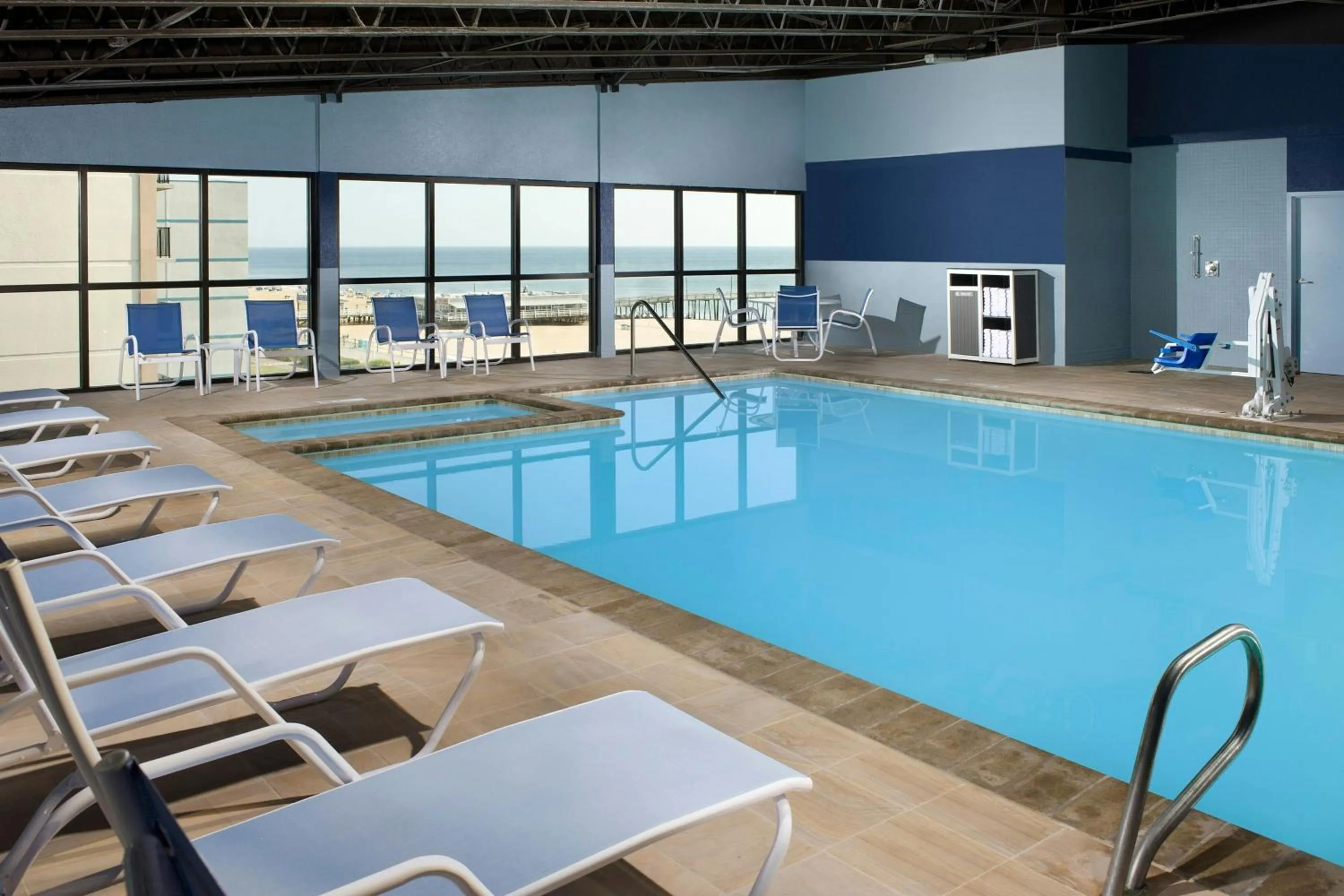 Swimming pool in Four Points by Sheraton Virginia Beach Oceanfront