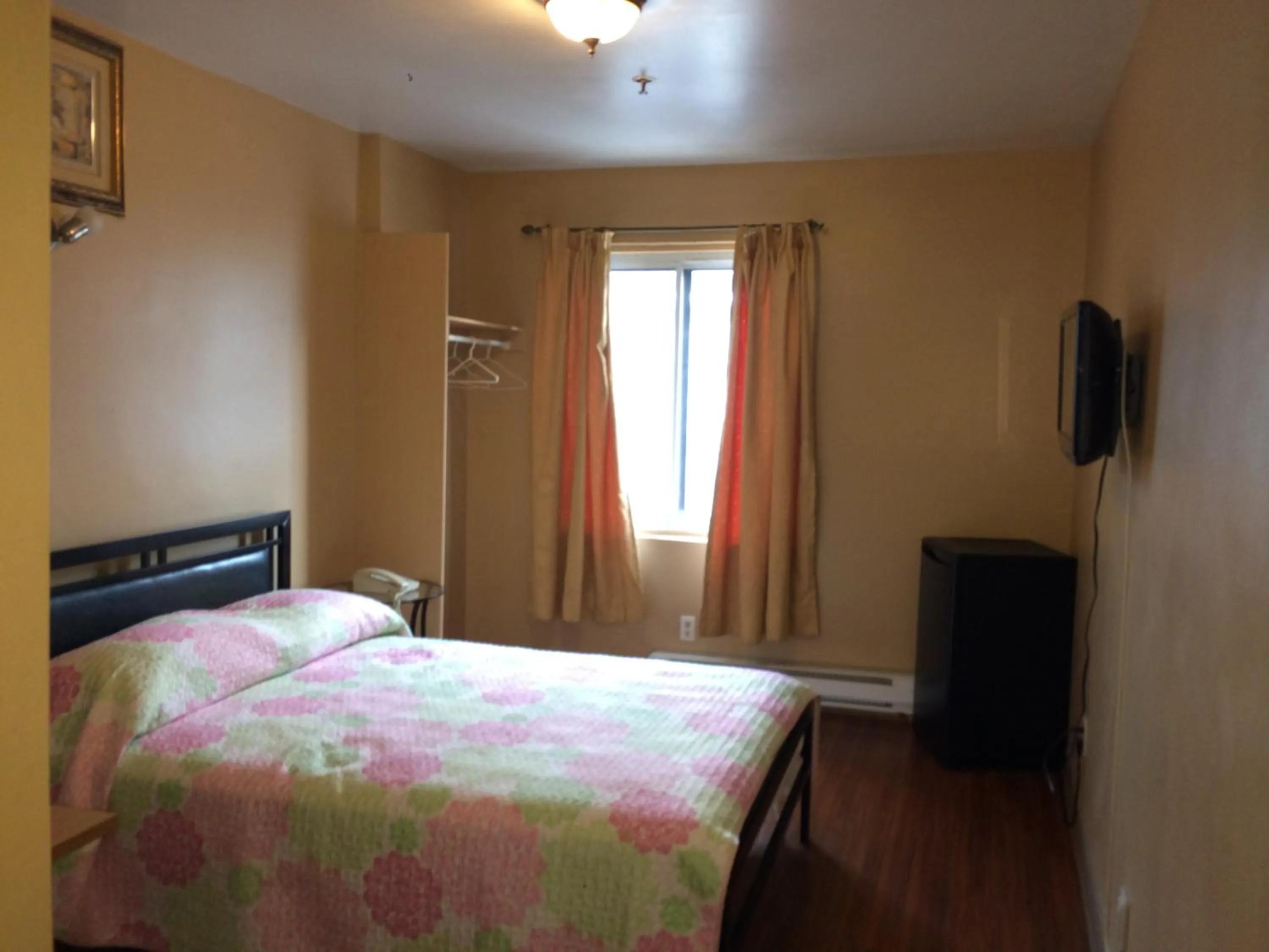 Photo of the whole room, Bed in Hotel Victor