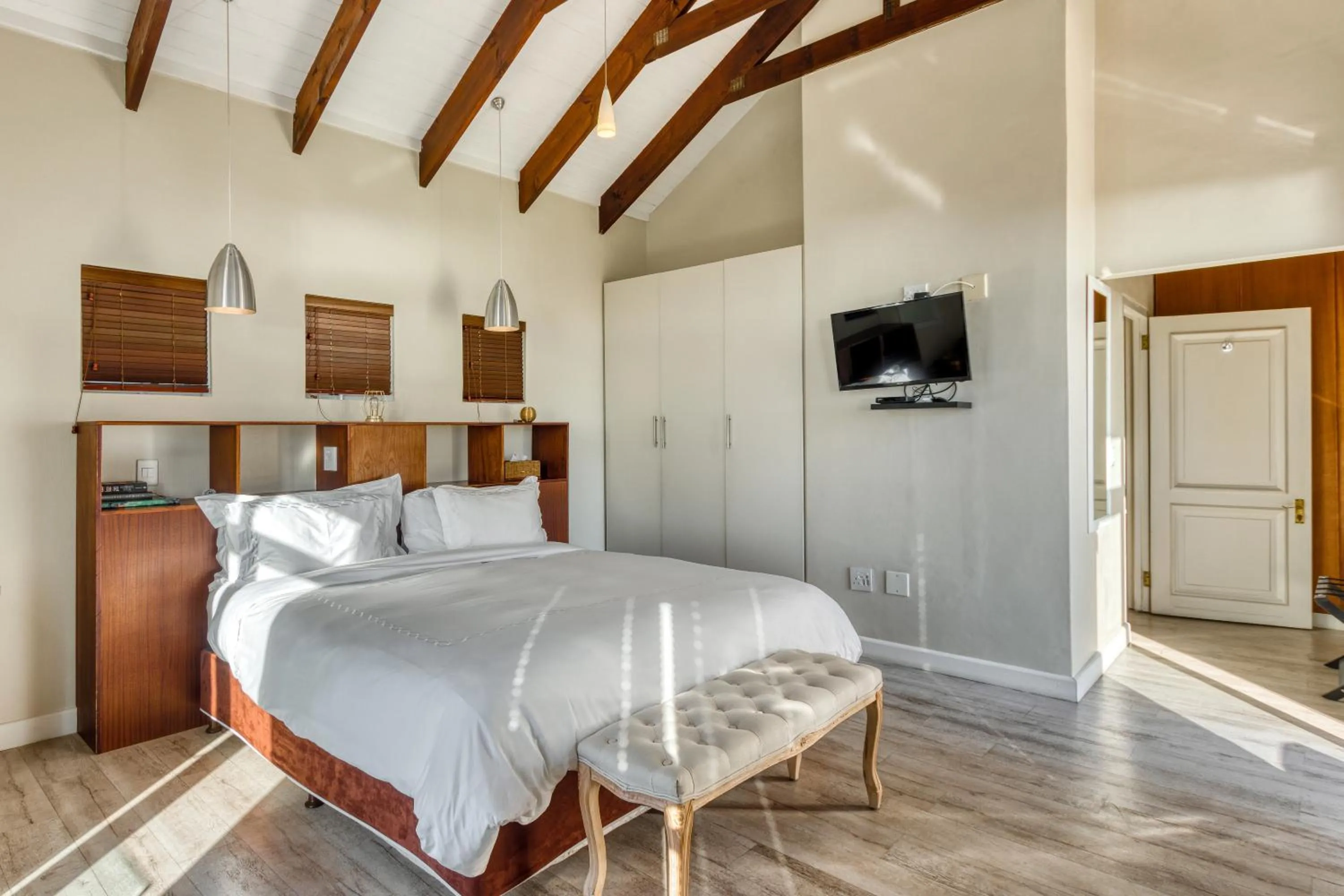 Photo of the whole room, Bed in Manor on the Bay