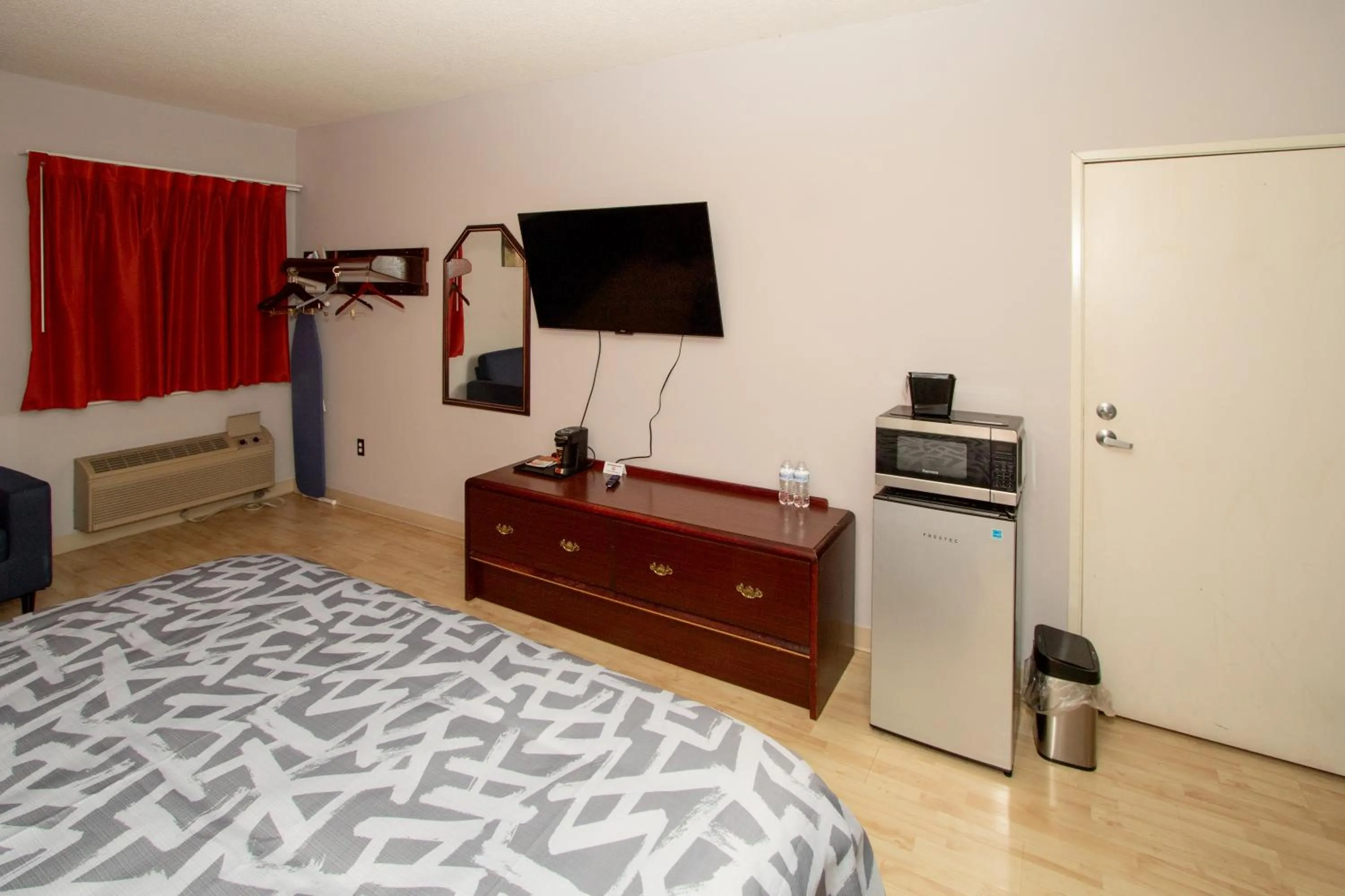 Bed in Motel 6-Harrisburg, PA - Hershey North