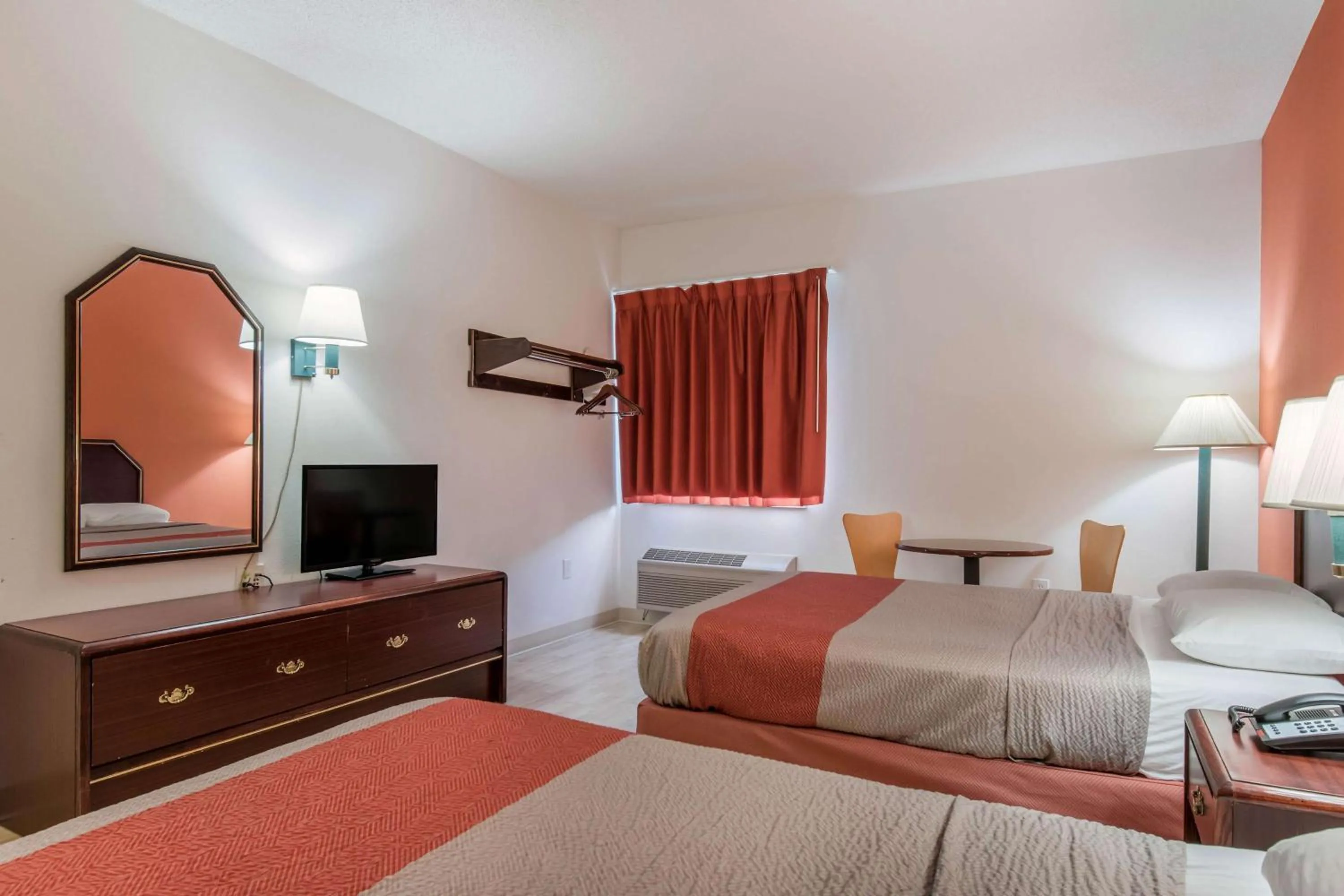 TV and multimedia, Bed in Motel 6-Harrisburg, PA - Hershey North