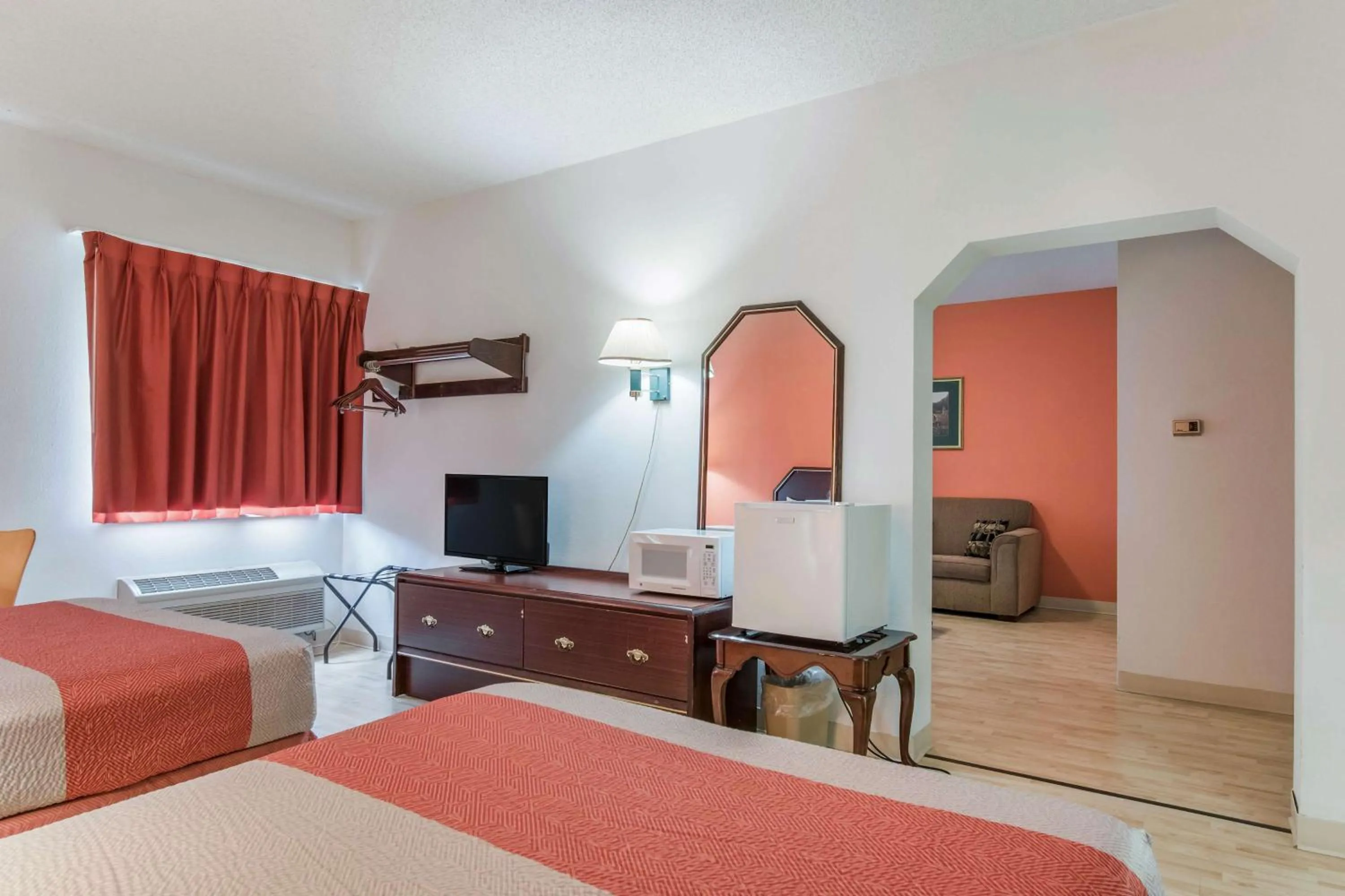 TV and multimedia, Bed in Motel 6-Harrisburg, PA - Hershey North