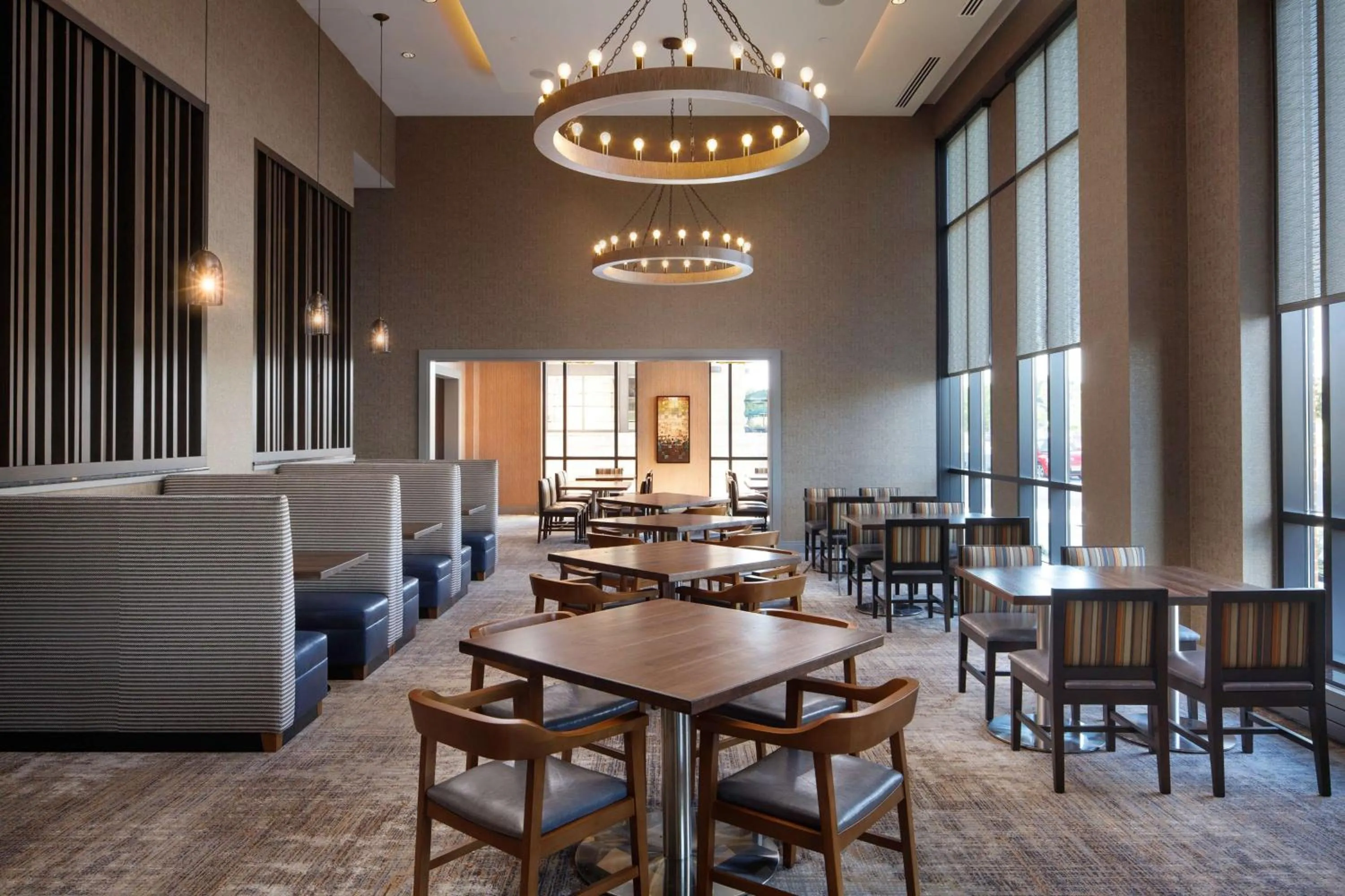 Restaurant/places to eat in Embassy Suites by Hilton South Bend