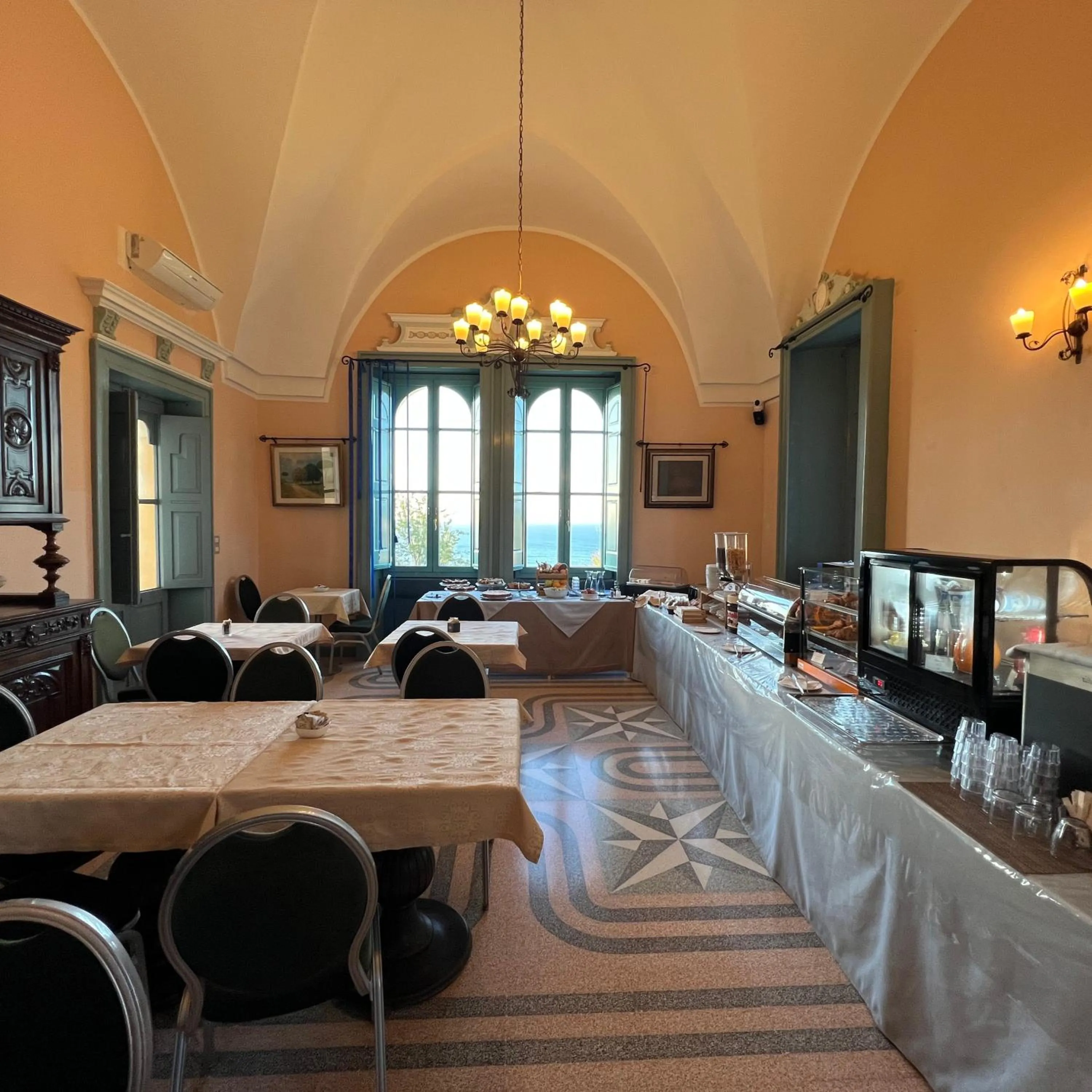 Buffet breakfast in Villa Raffaella