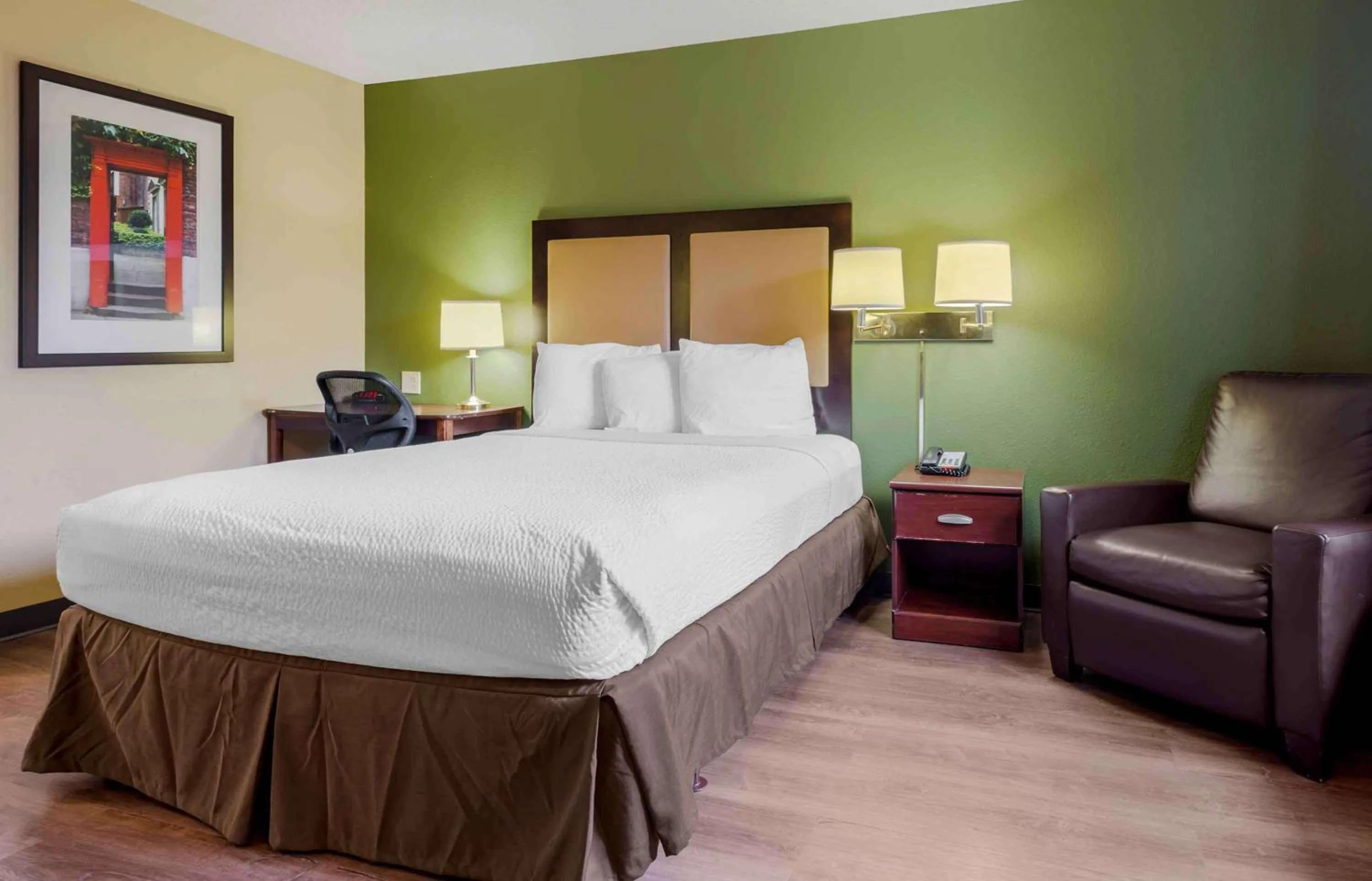 Bedroom, Bed in Extended Stay America Suites - Elizabeth - Newark Airport