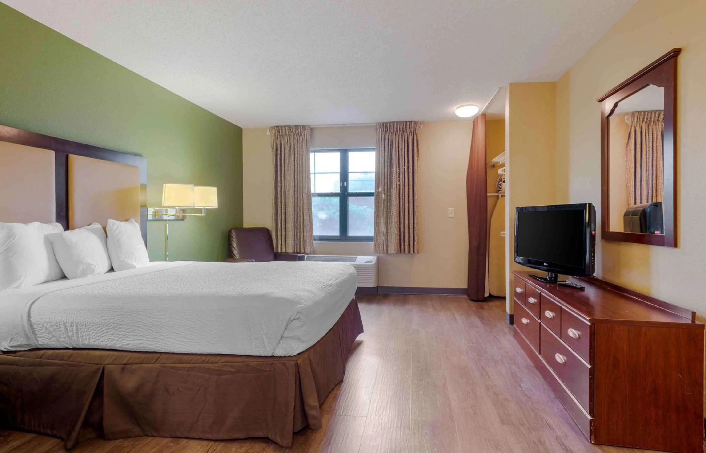 Bedroom, Bed in Extended Stay America Suites - Elizabeth - Newark Airport