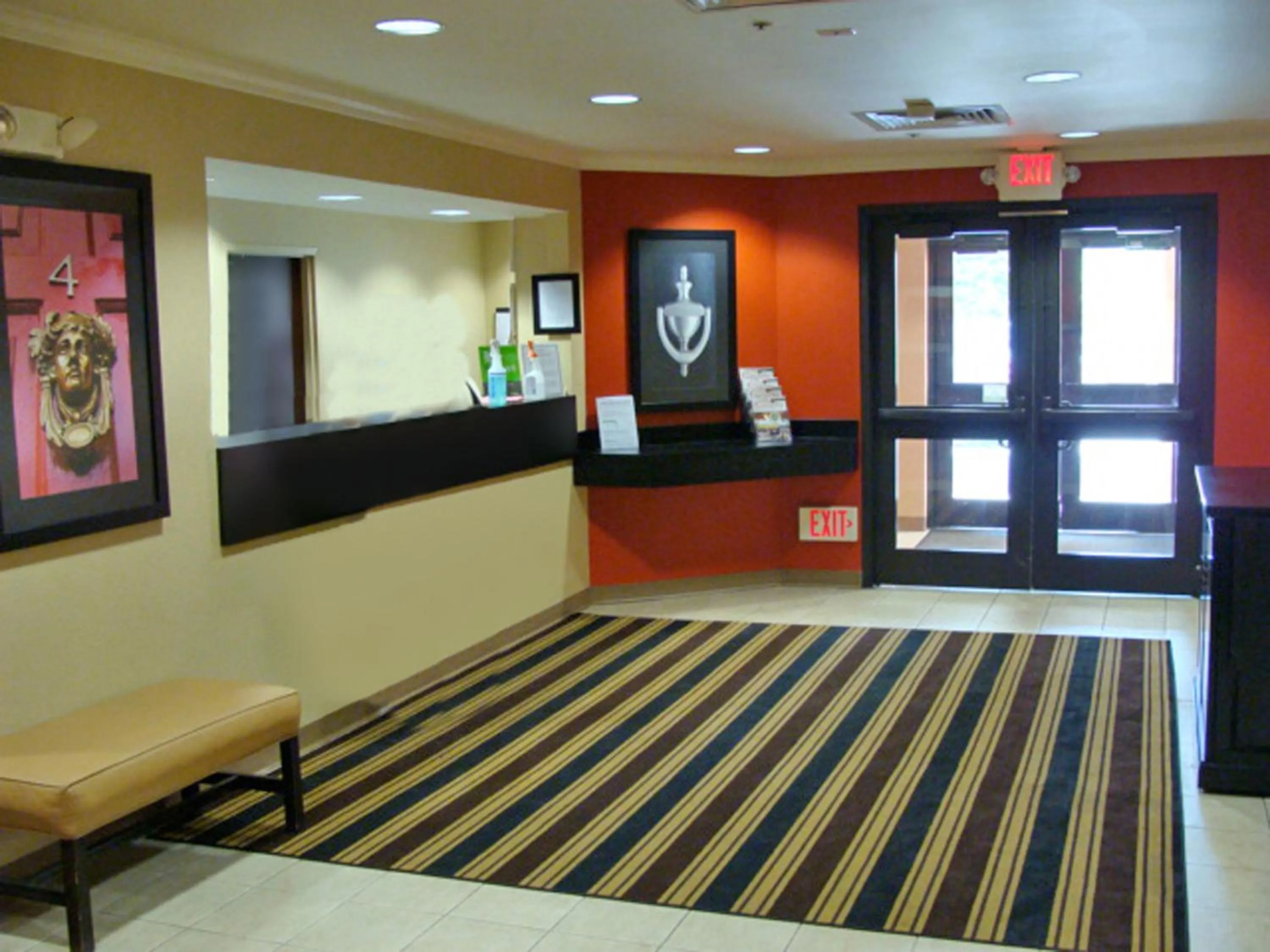 Lobby or reception, Bed in Extended Stay America Suites - Elizabeth - Newark Airport