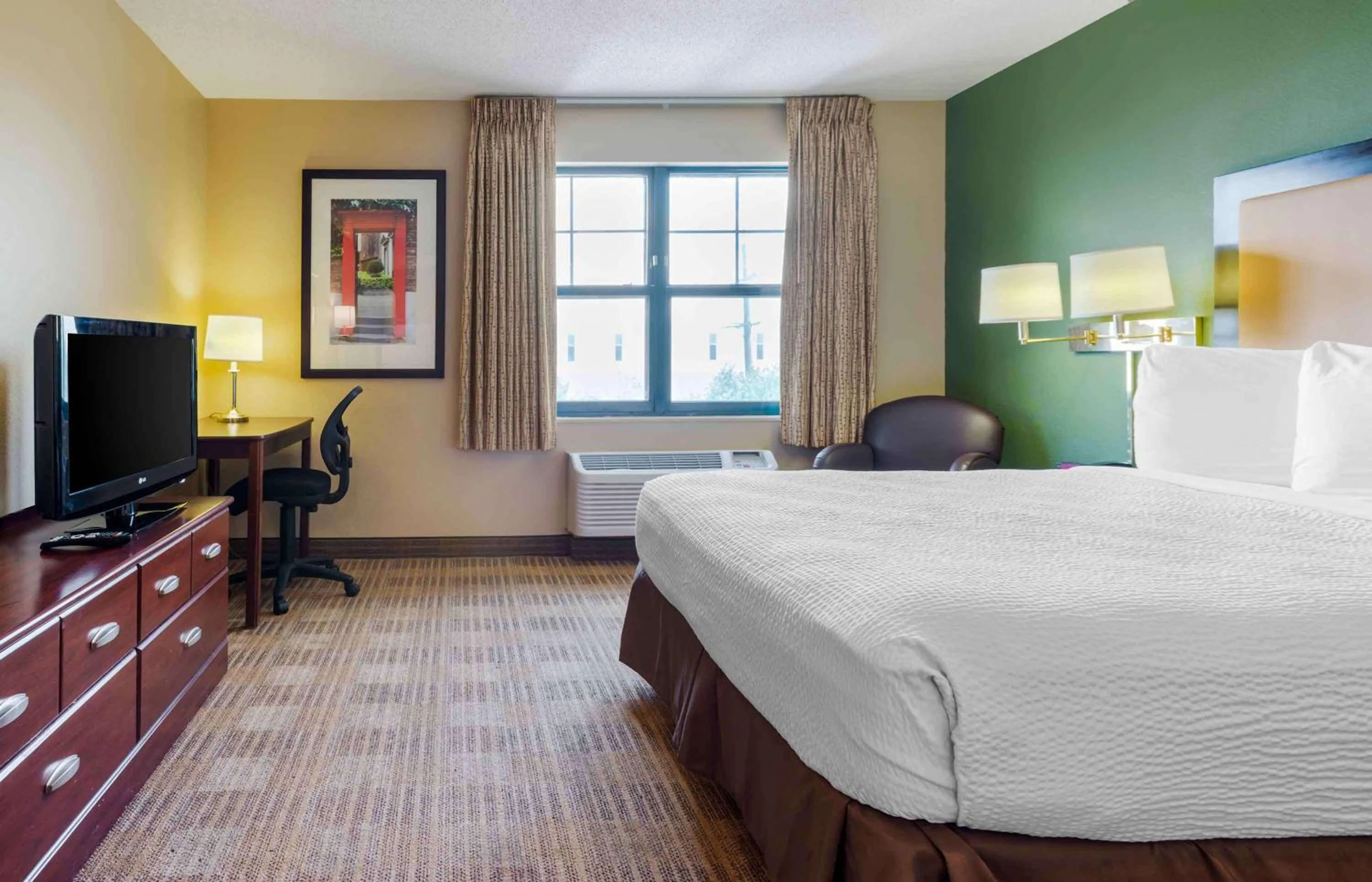Bedroom, Bed in Extended Stay America Suites - Elizabeth - Newark Airport