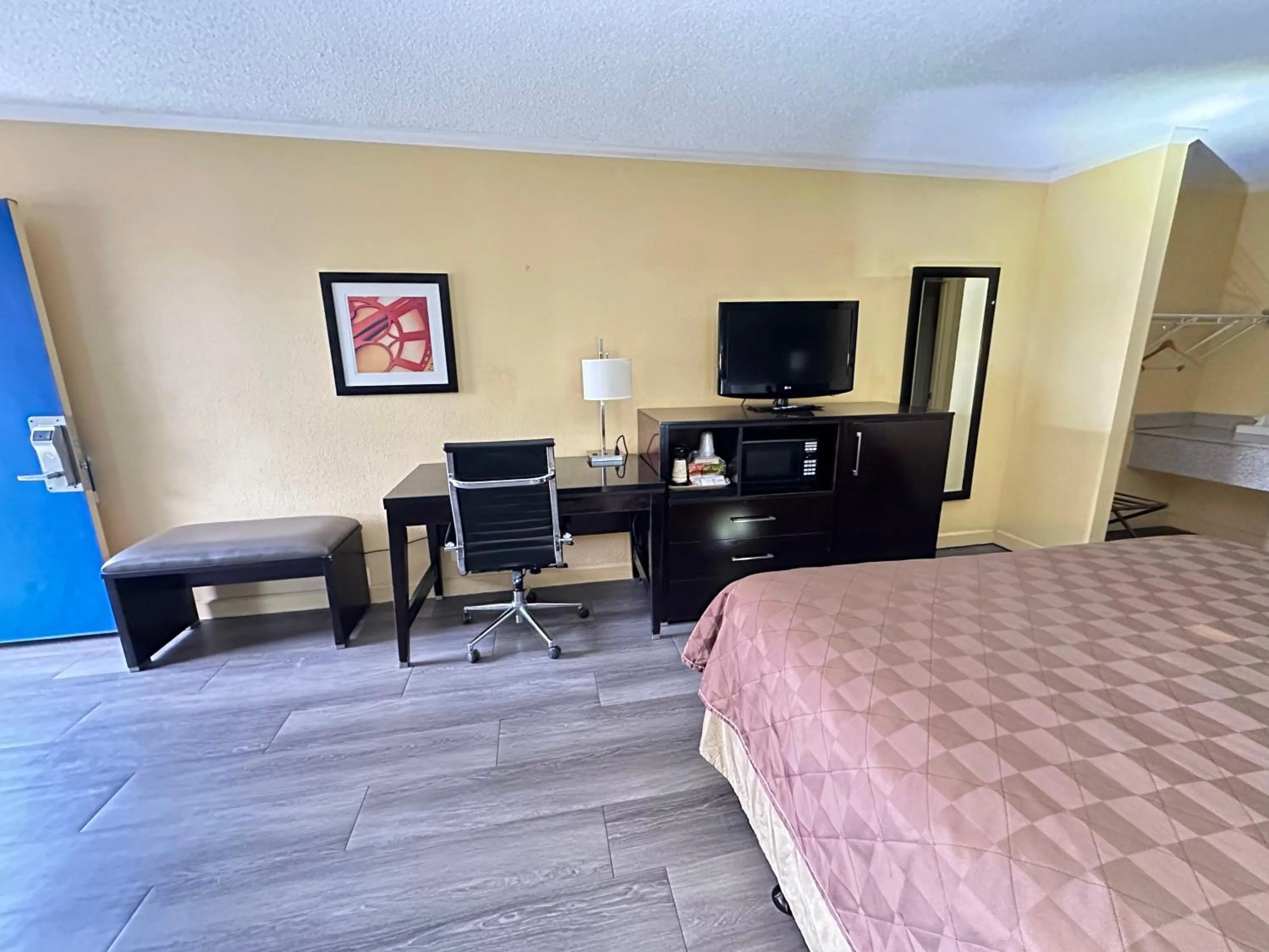 TV and multimedia, Bed in Rodeway Inn & Suites Plymouth Hwy 64