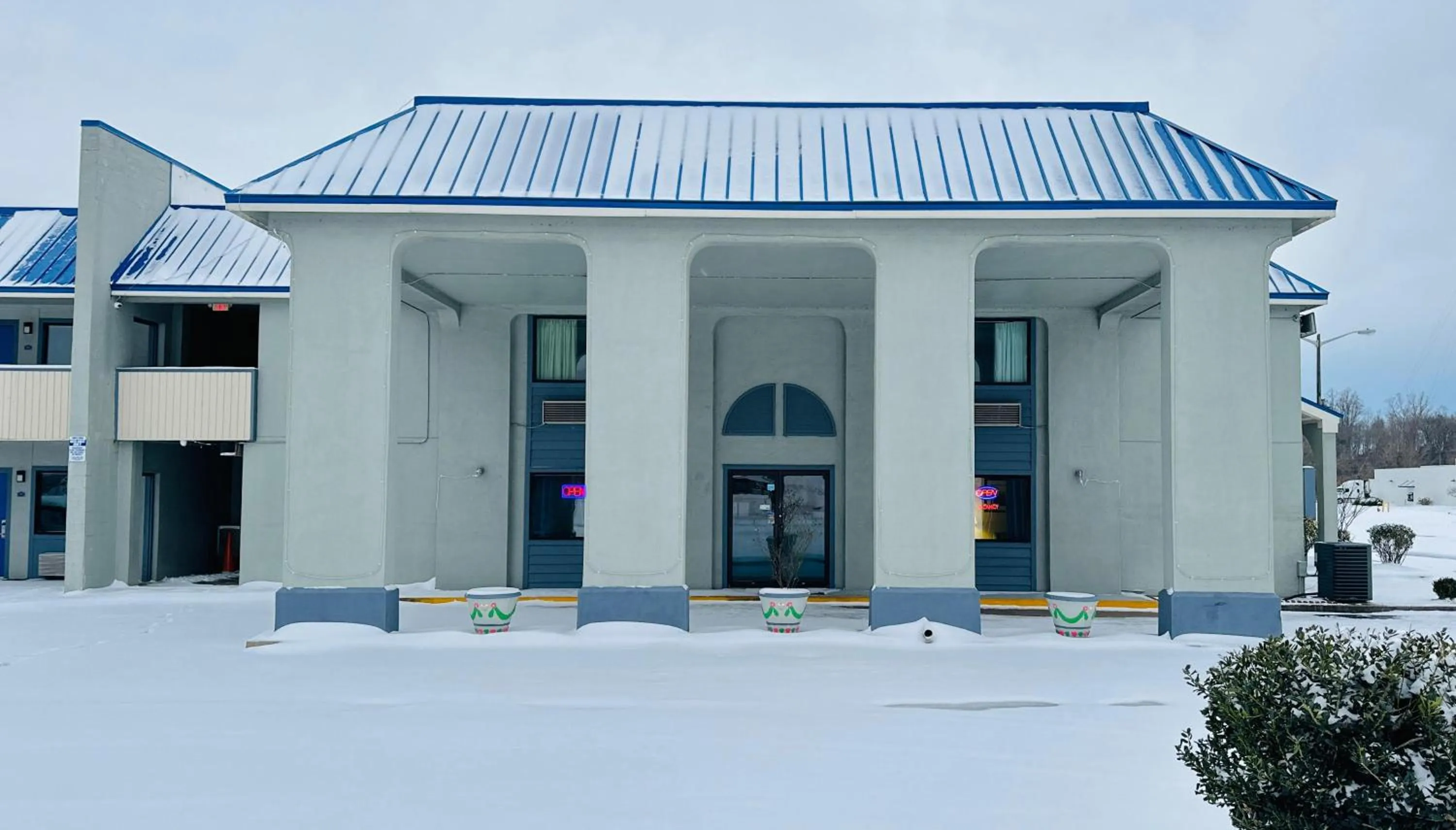 Property building in Rodeway Inn & Suites Plymouth Hwy 64