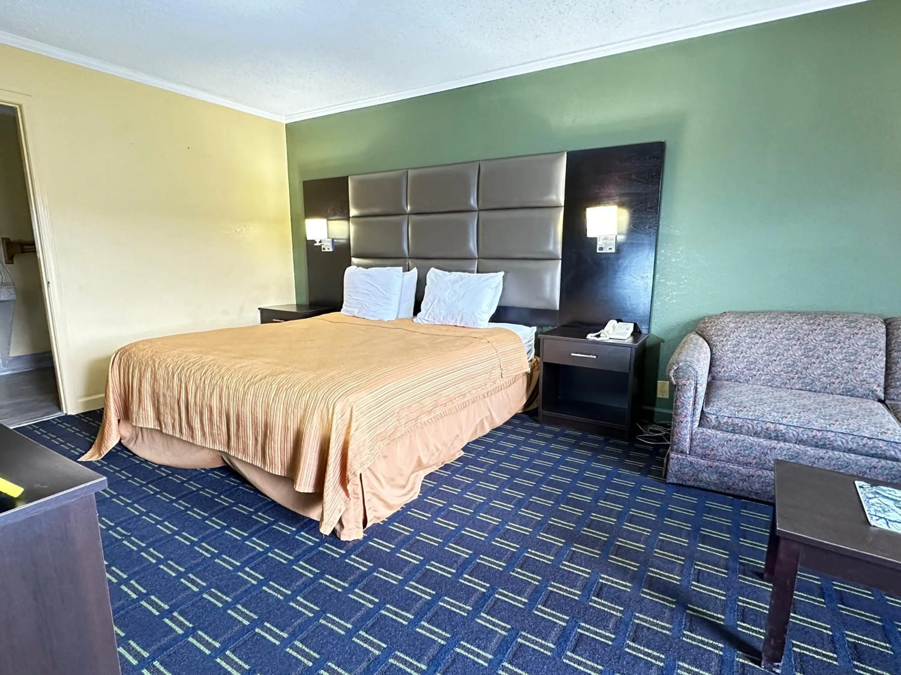 Bed in Rodeway Inn & Suites Plymouth Hwy 64