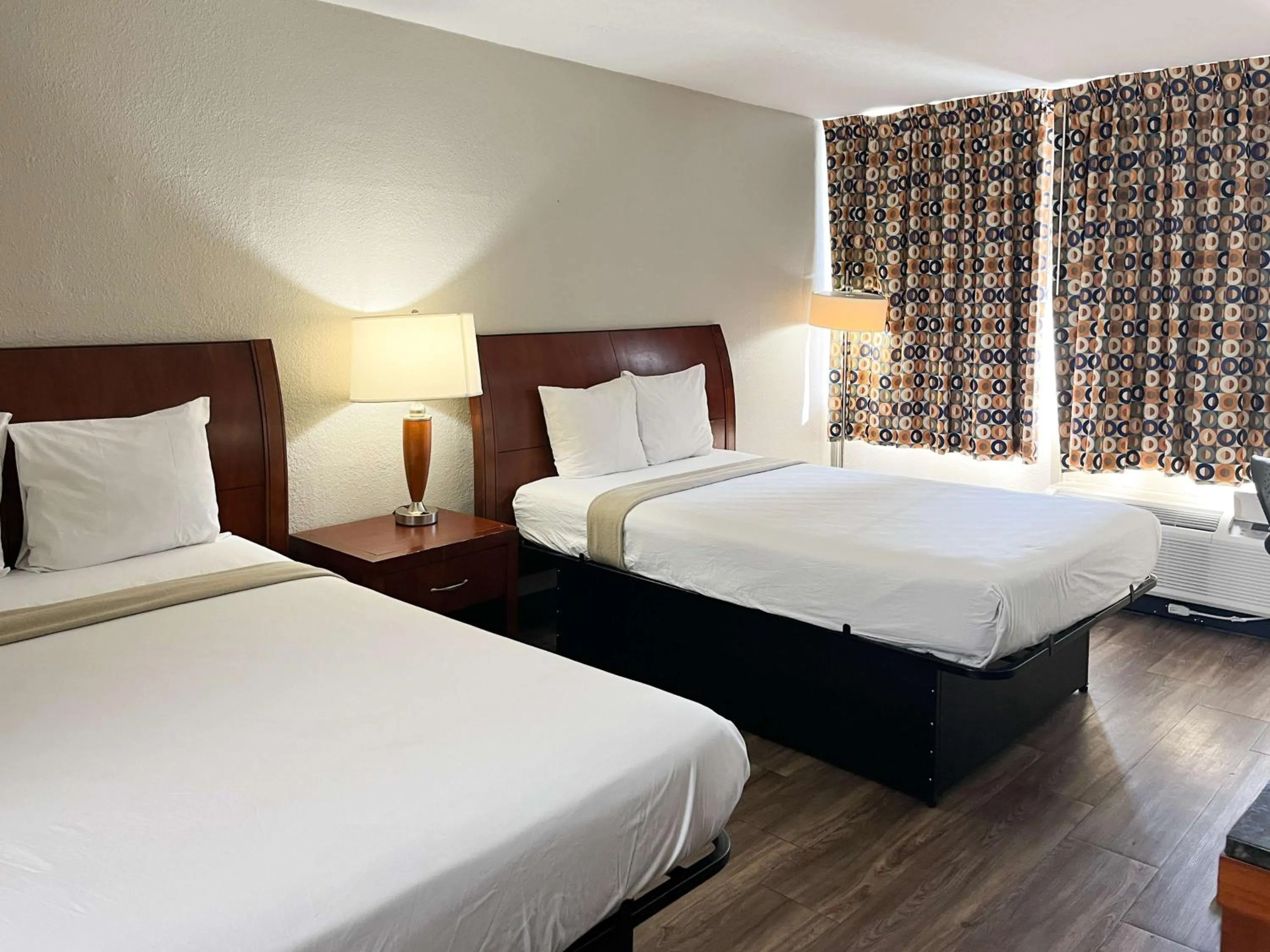 Bedroom, Bed in Motel 6 Raleigh, NC – Downtown South