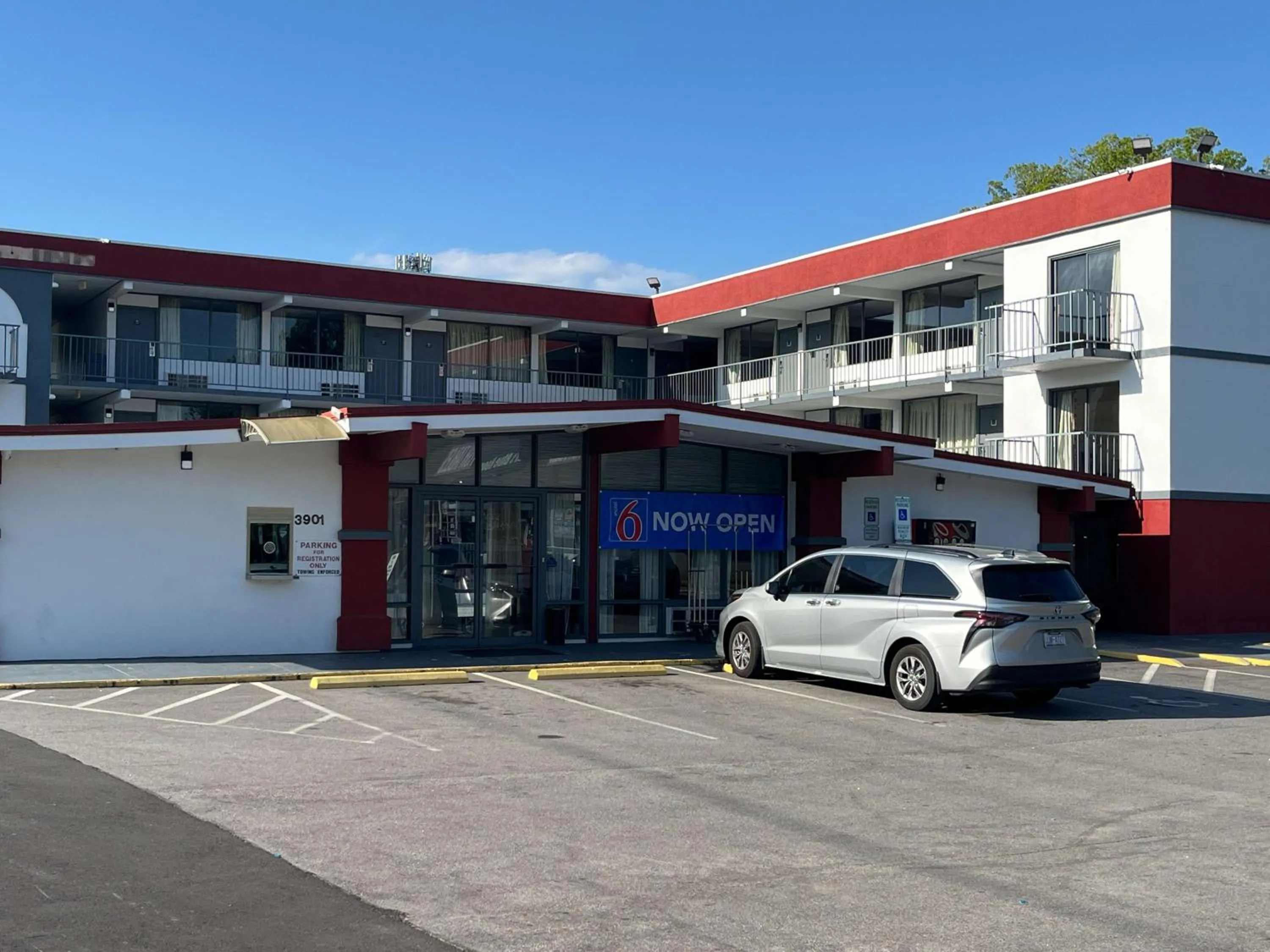 Property building in Motel 6 Raleigh, NC – Downtown South