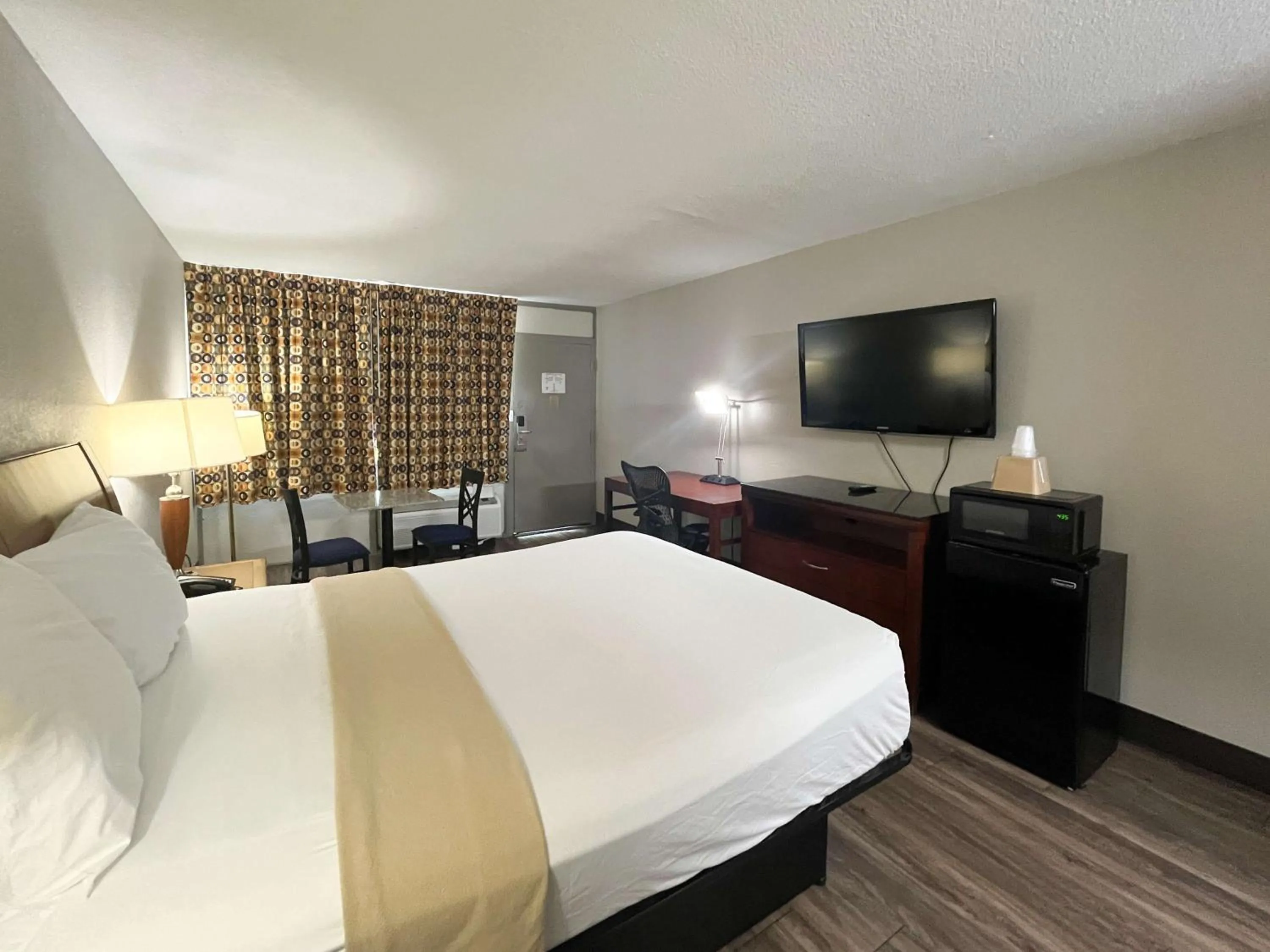 Bedroom, Bed in Motel 6 Raleigh, NC – Downtown South