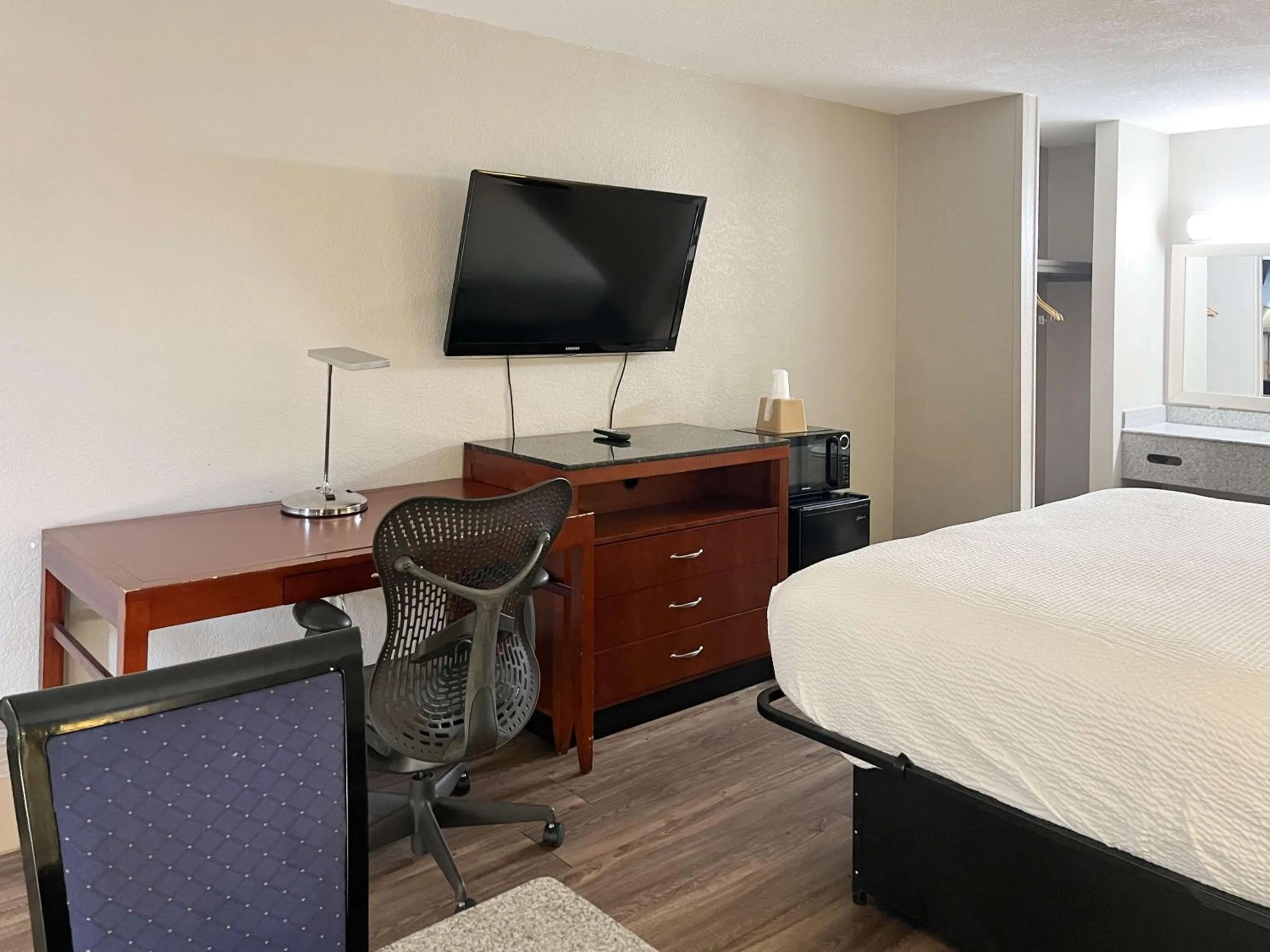 Bedroom, Bed in Motel 6 Raleigh, NC – Downtown South