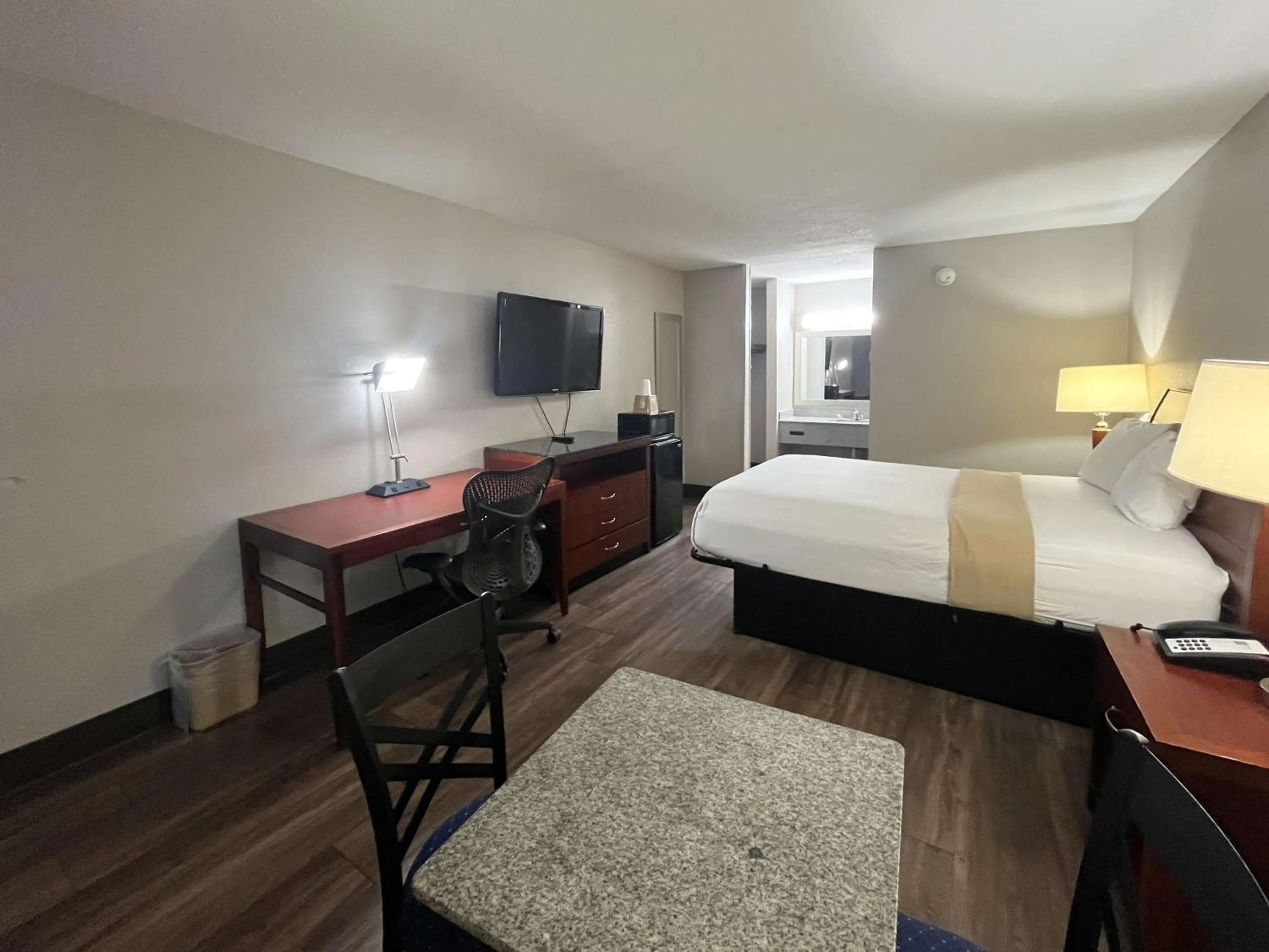 Bedroom, Bed in Motel 6 Raleigh, NC – Downtown South