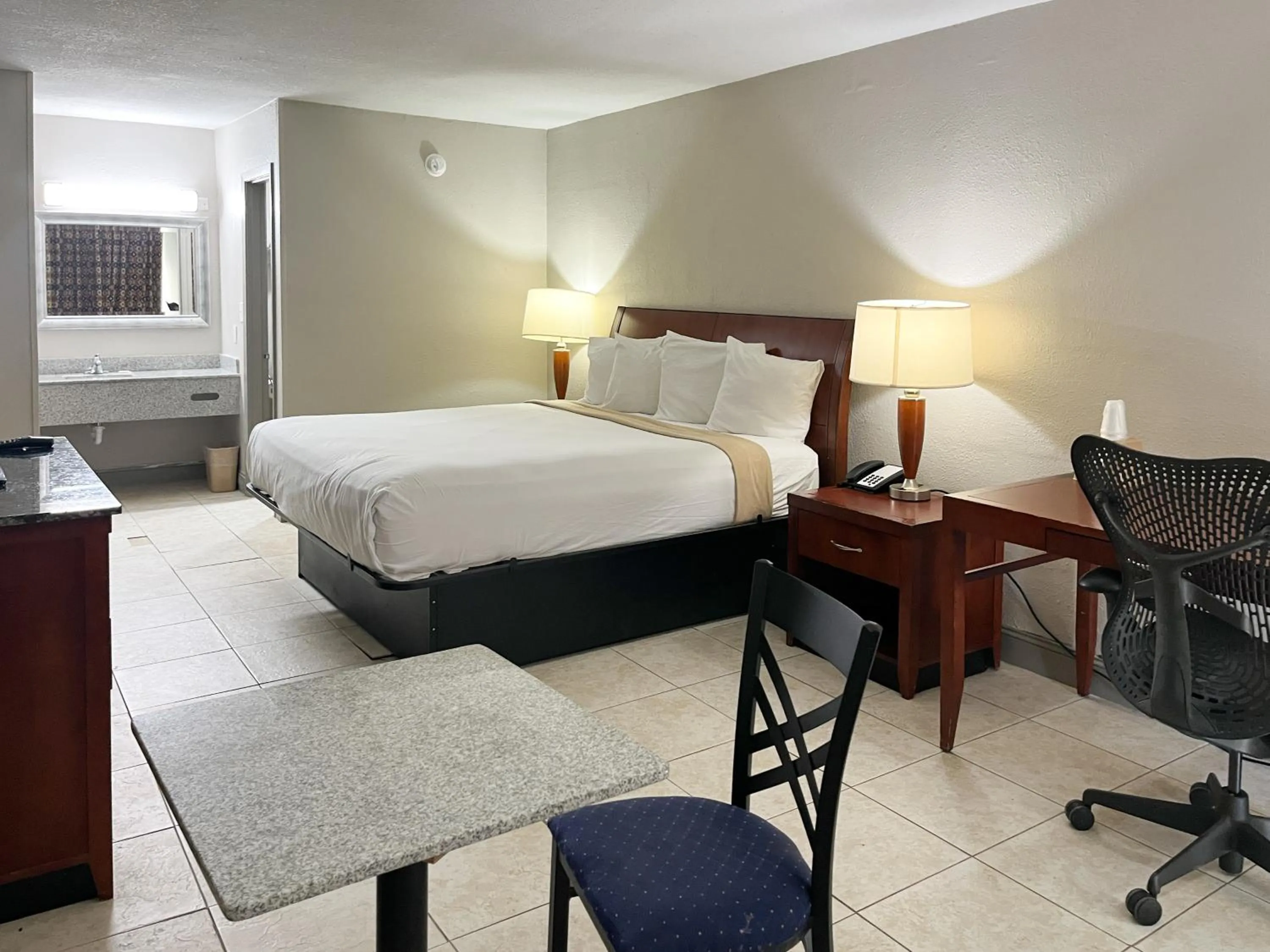 Bedroom, Bed in Motel 6 Raleigh, NC – Downtown South