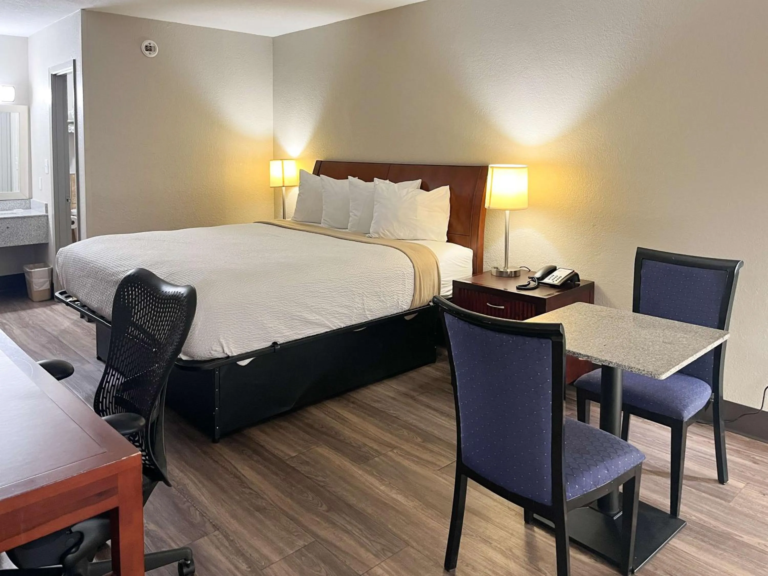 Bedroom, Bed in Motel 6 Raleigh, NC – Downtown South