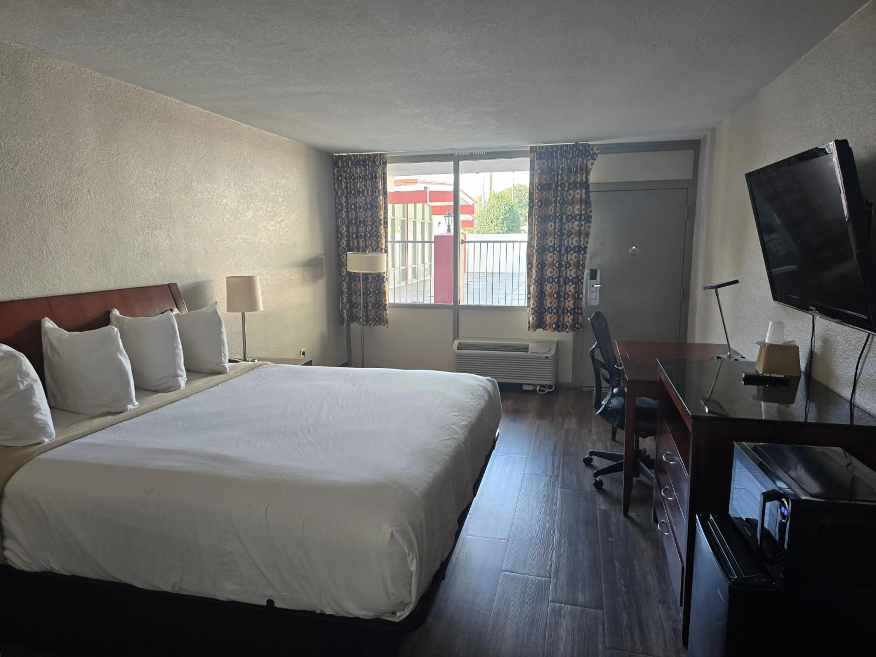 Bedroom in Days Inn by Wyndham Raleigh South