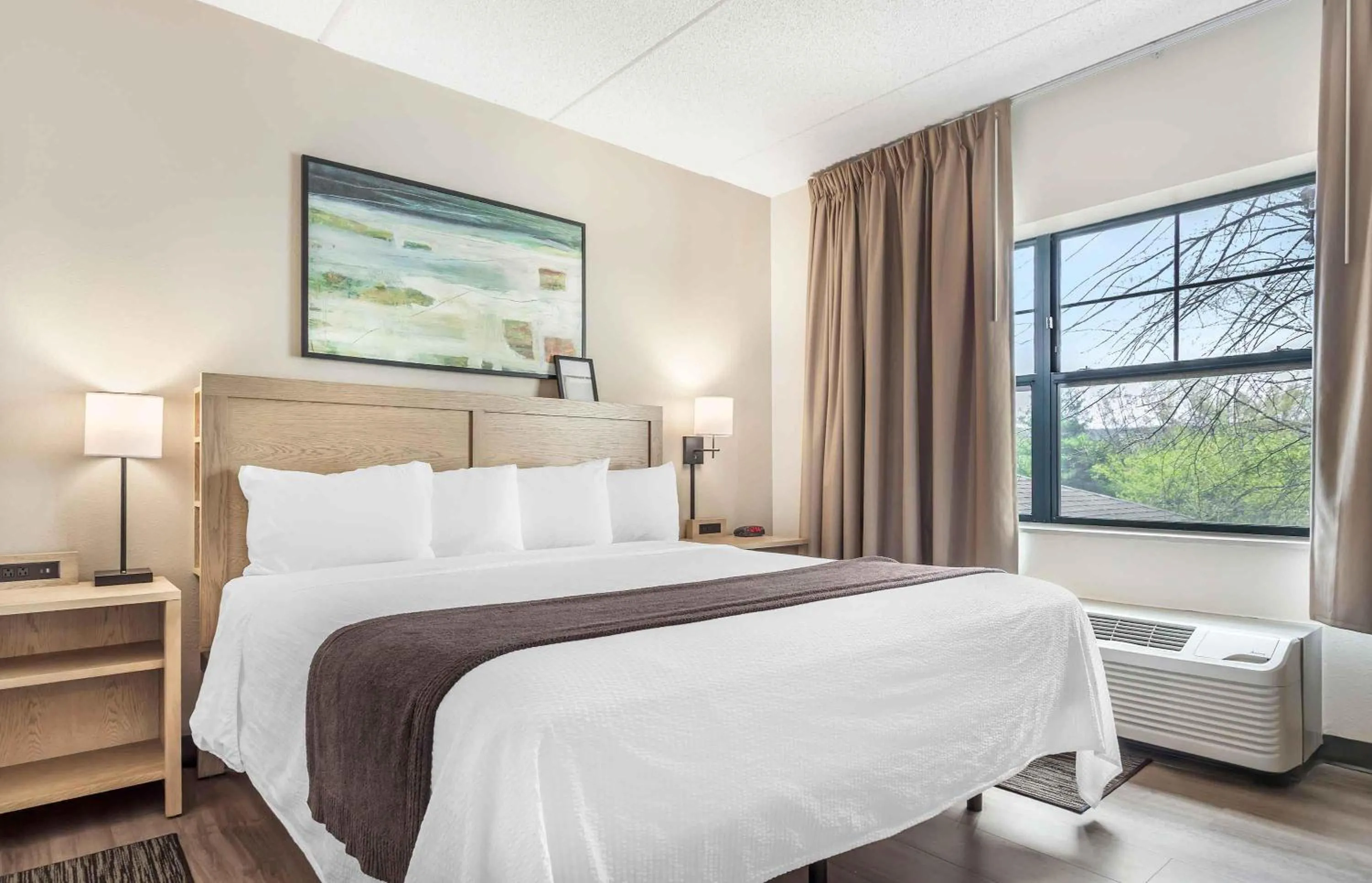 Bedroom, Bed in Extended Stay America Suites - Long Island - Melville