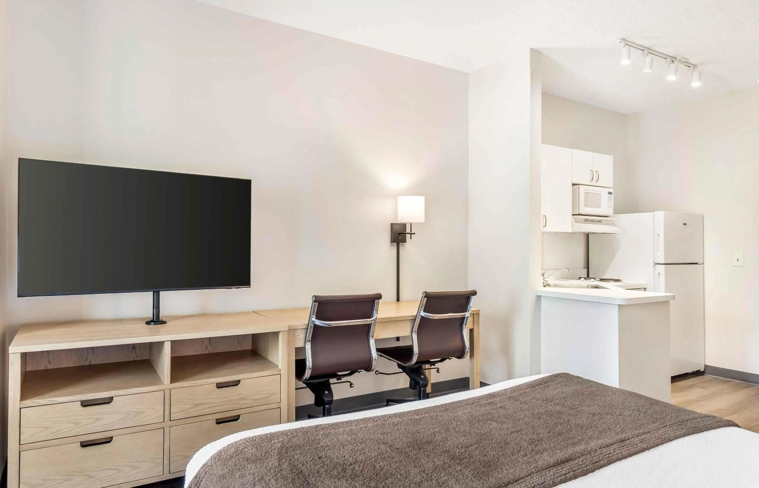 Bedroom, Bed in Extended Stay America Suites - Long Island - Melville