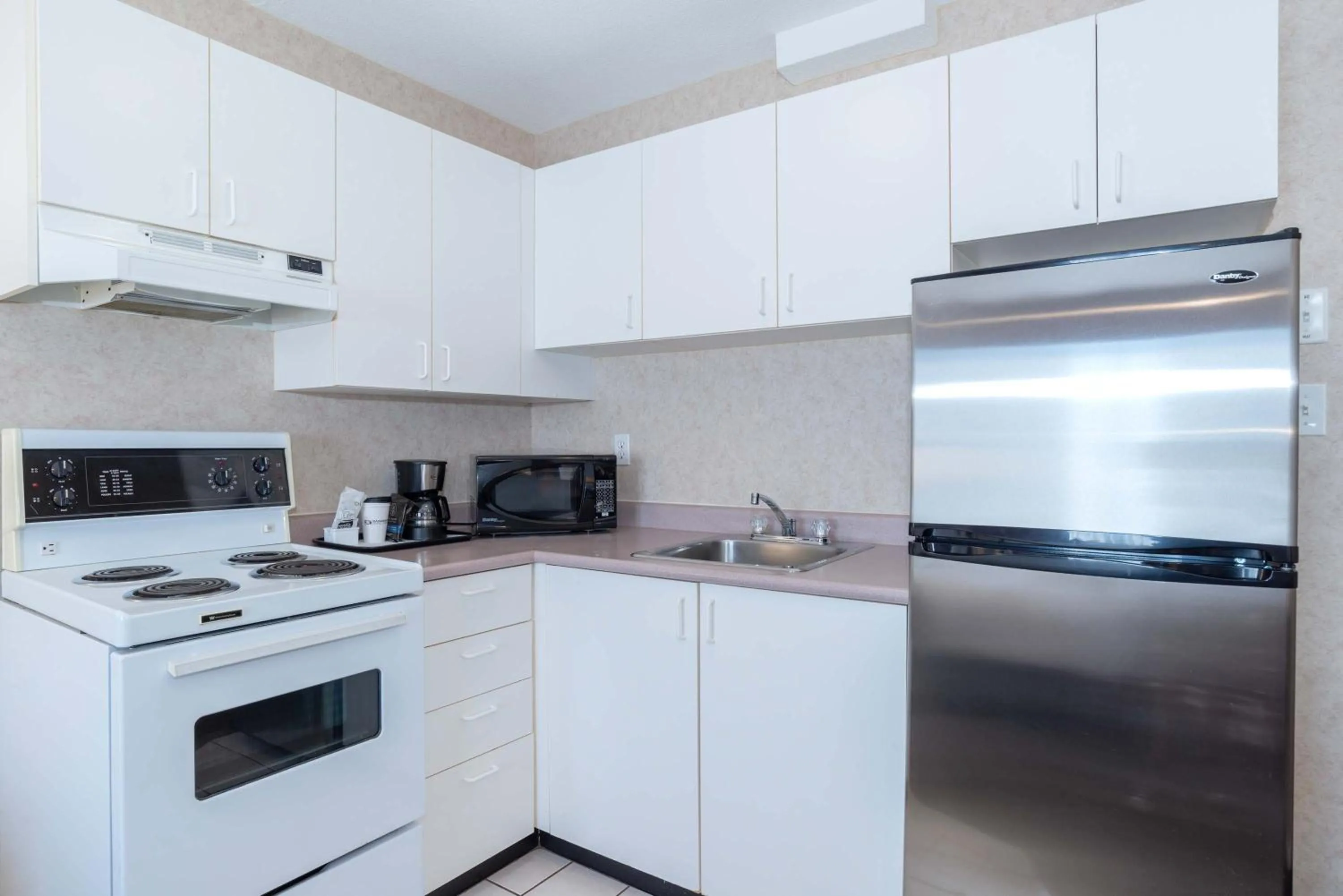 Kitchen or kitchenette in Sandman Hotel Penticton