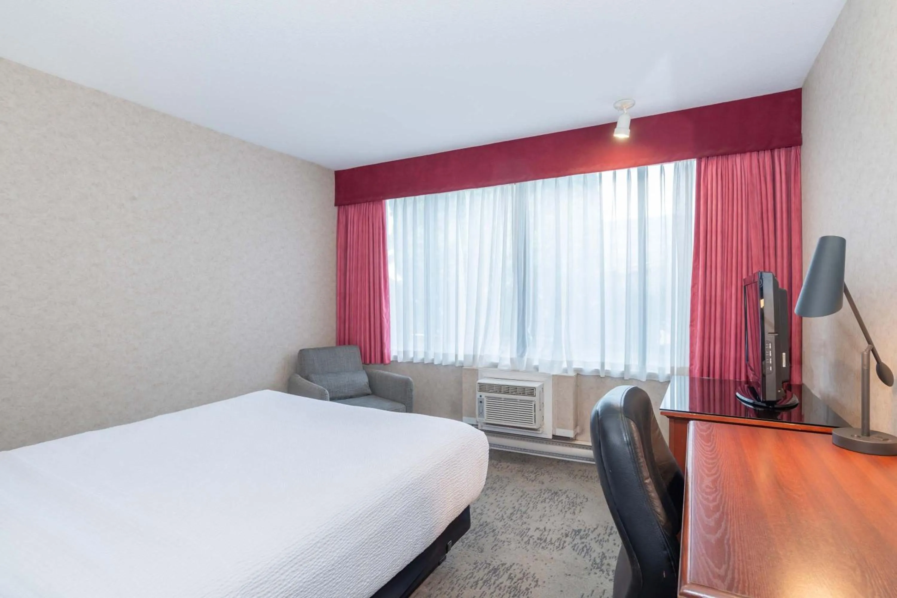 Photo of the whole room, Bed in Sandman Hotel Penticton