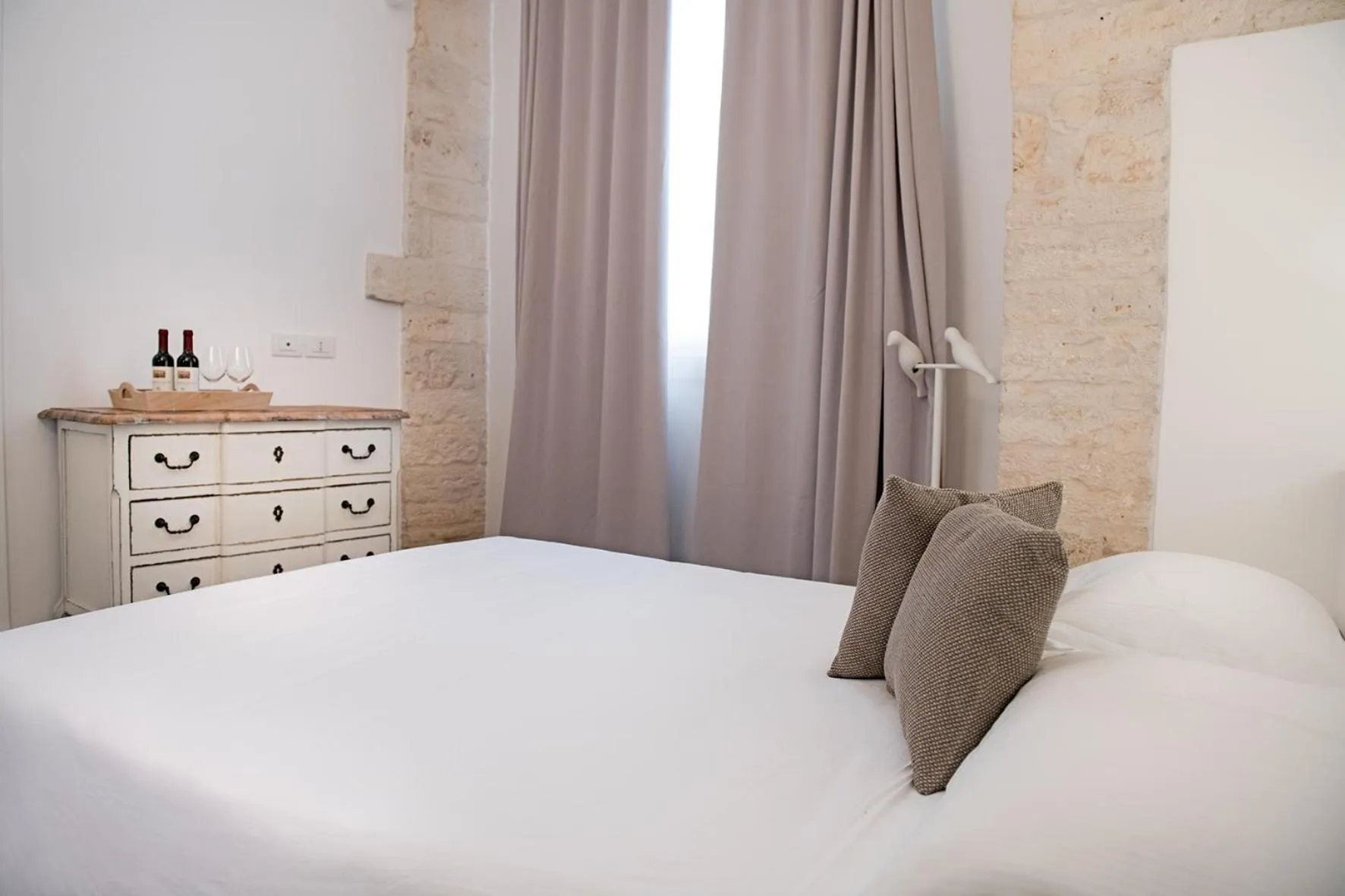 Bedroom, Bed in Palazzo Scotto - Widespread Collection