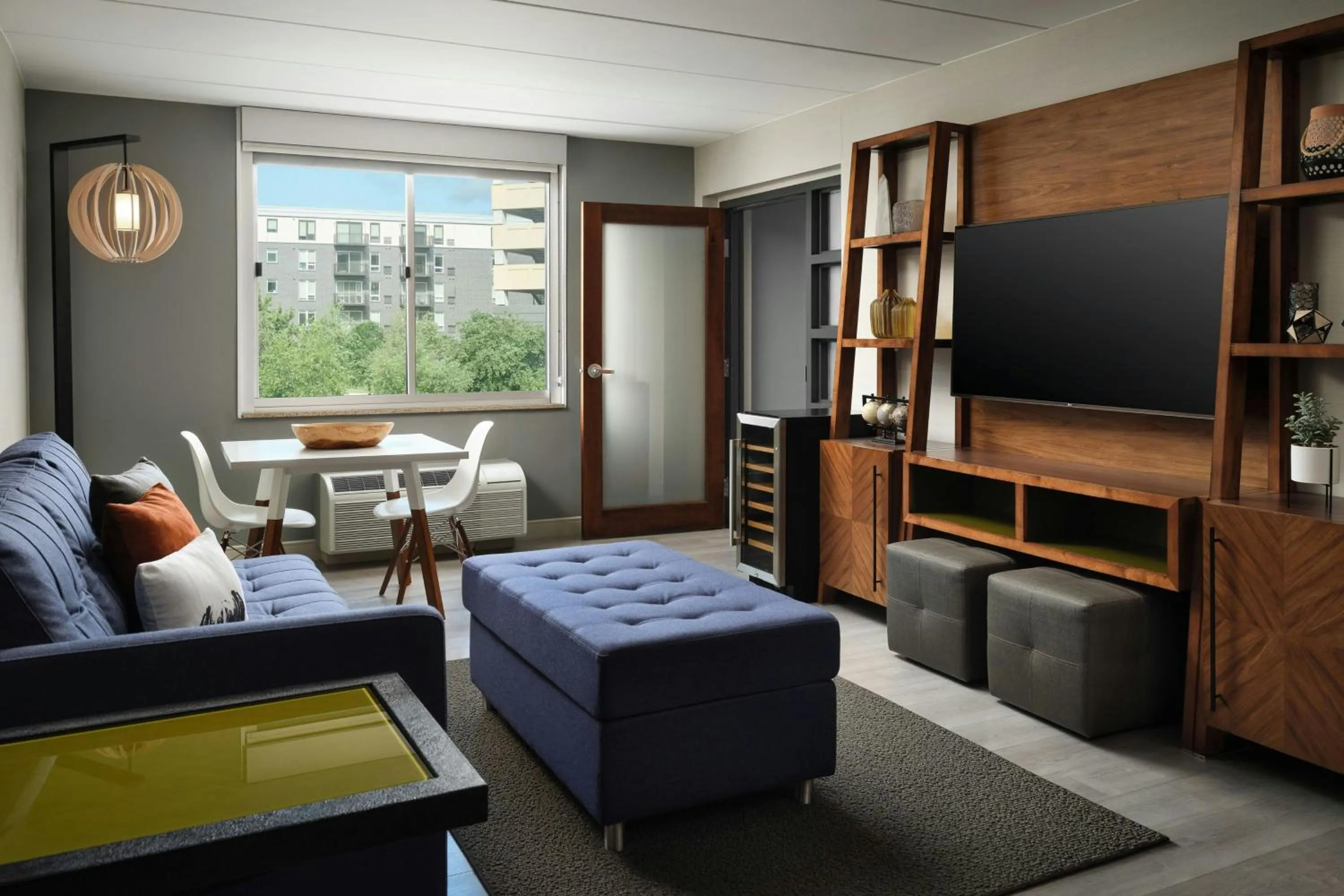 Living room in Renaissance Minneapolis Bloomington Hotel