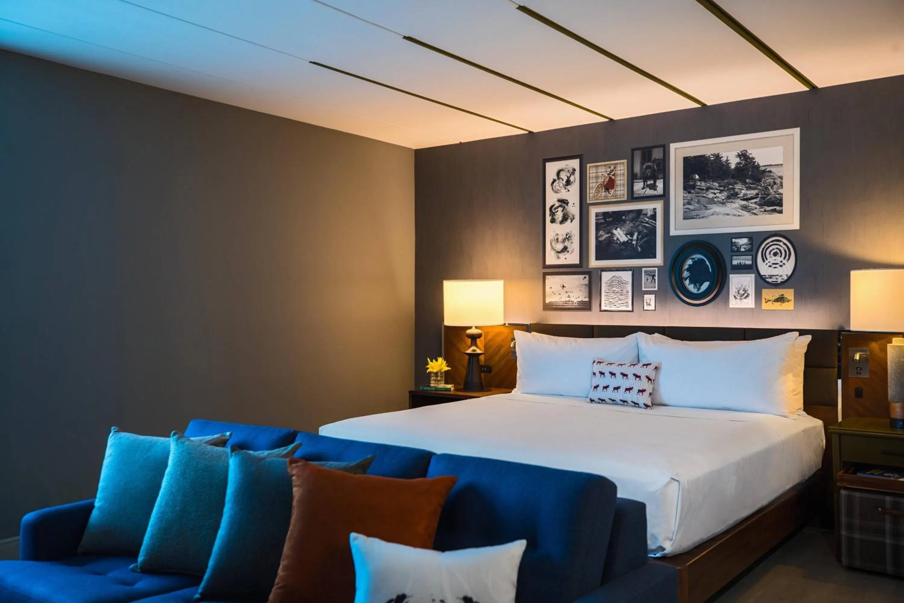 Bedroom, Bed in Renaissance Minneapolis Bloomington Hotel