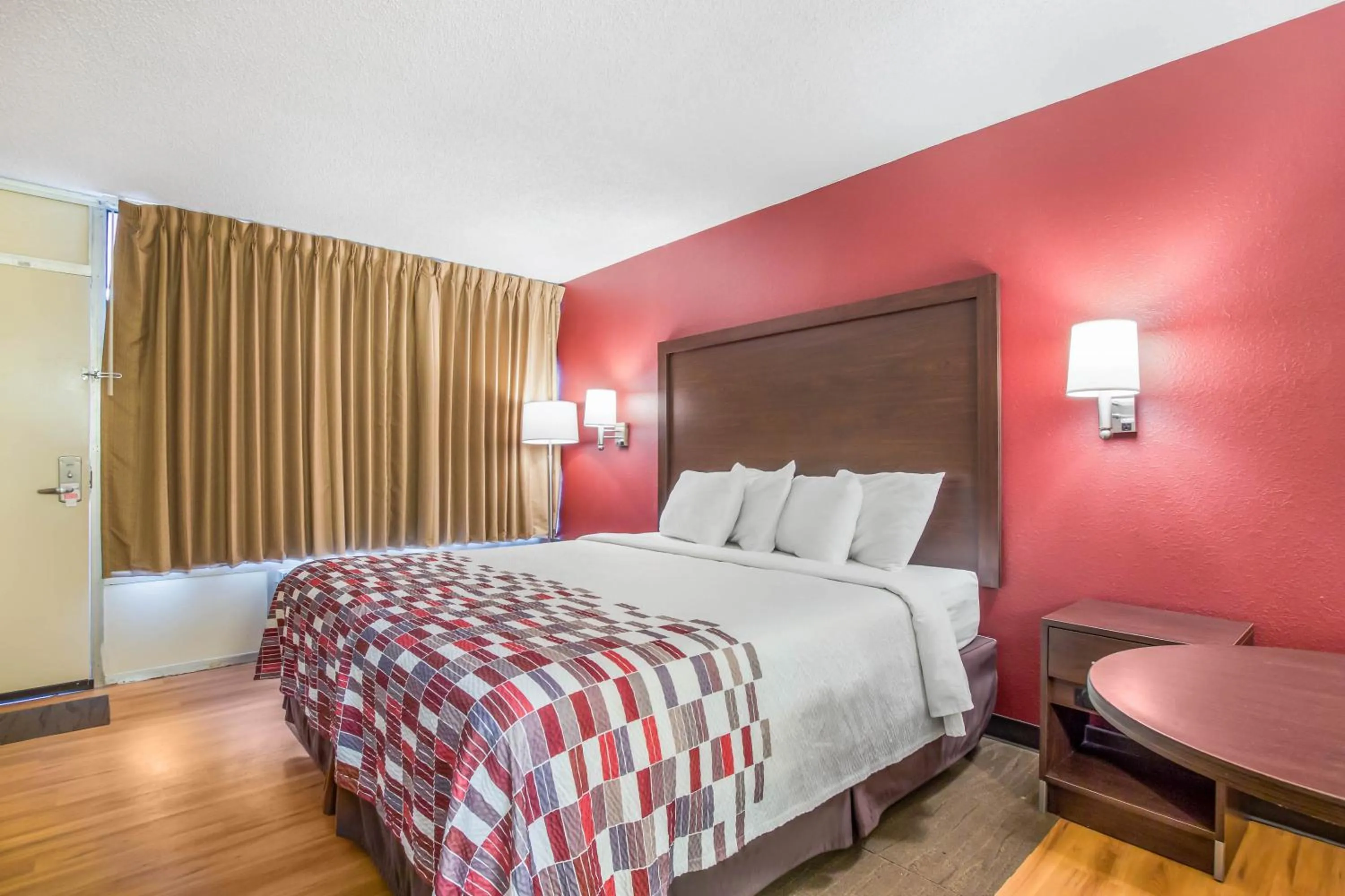 Photo of the whole room, Bed in Red Roof Inn Cincinnati Airport–Florence/ Erlanger