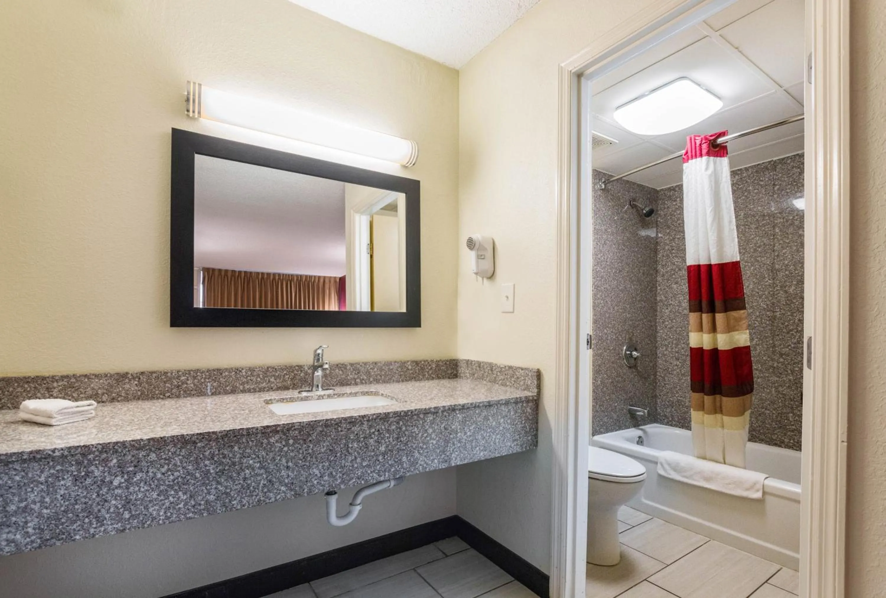 Bathroom in Red Roof Inn Cincinnati Airport–Florence/ Erlanger