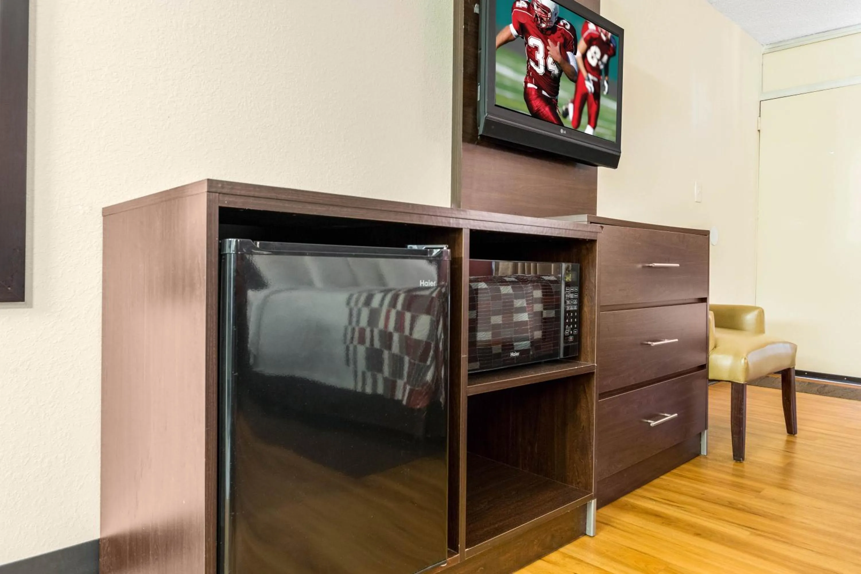 Photo of the whole room in Red Roof Inn Cincinnati Airport–Florence/ Erlanger