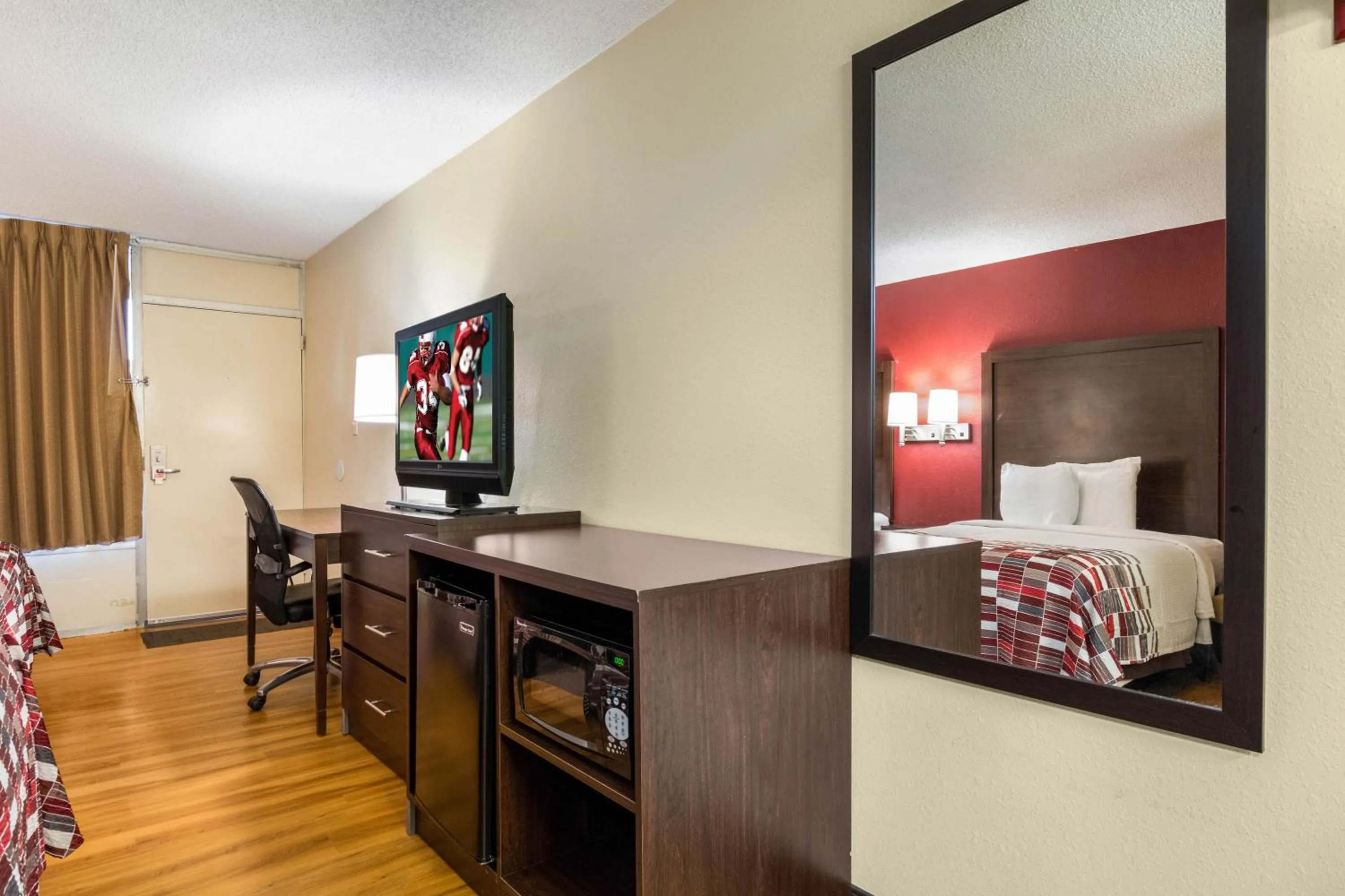 Photo of the whole room, Bed in Red Roof Inn Cincinnati Airport–Florence/ Erlanger