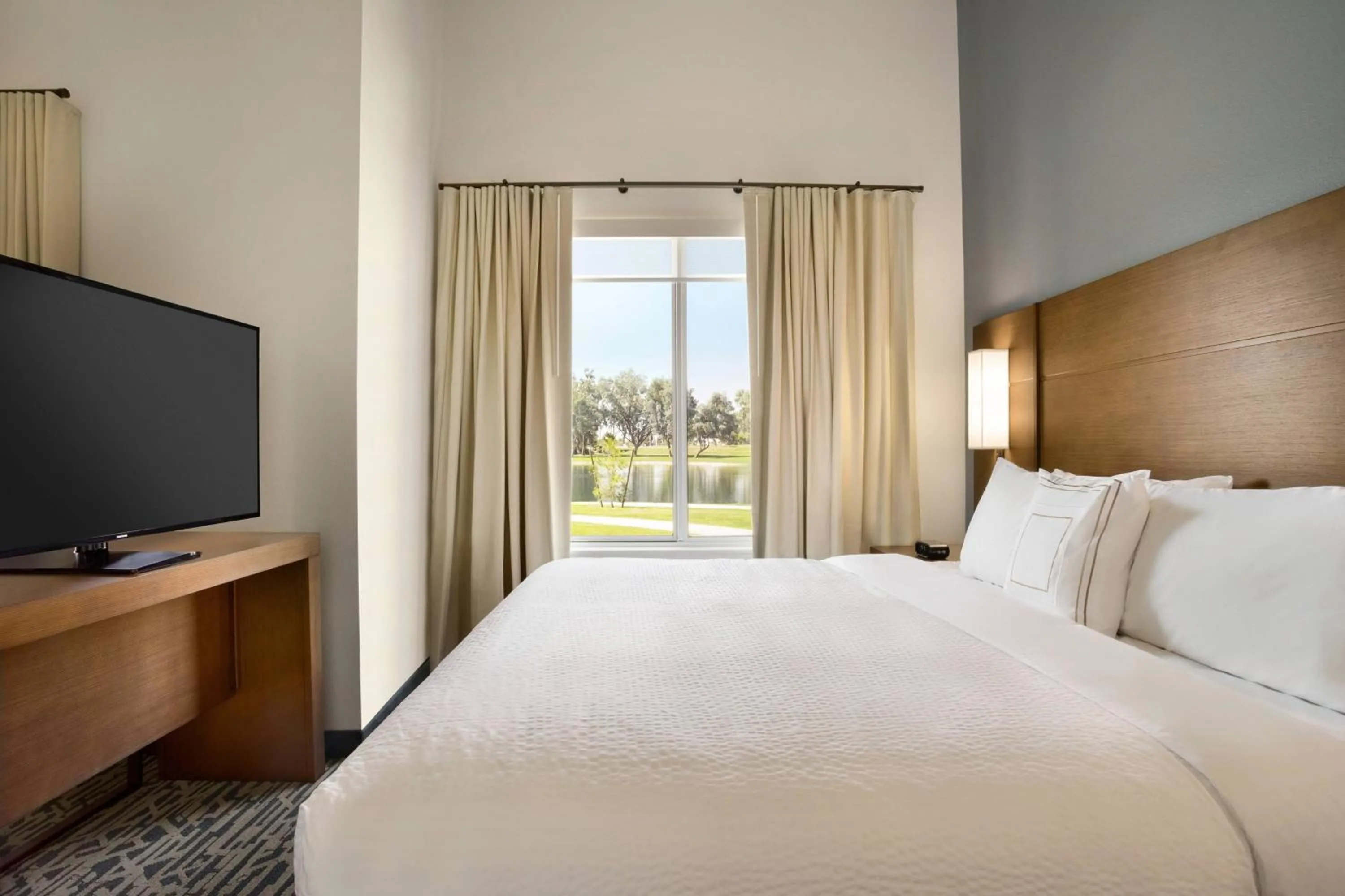 Photo of the whole room, Bed in Residence Inn by Marriott Phoenix Chandler/South