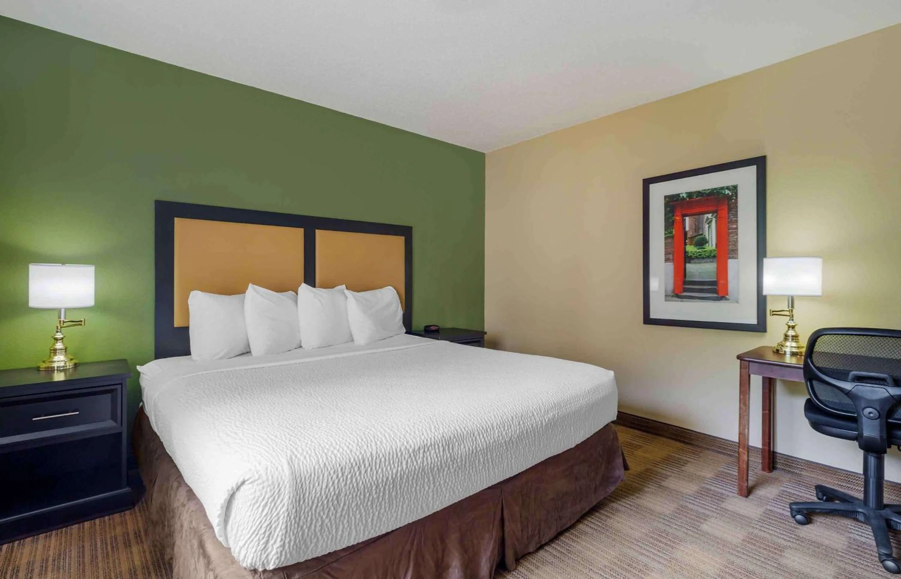 Bedroom, Bed in Extended Stay America Suites - Long Island - Bethpage