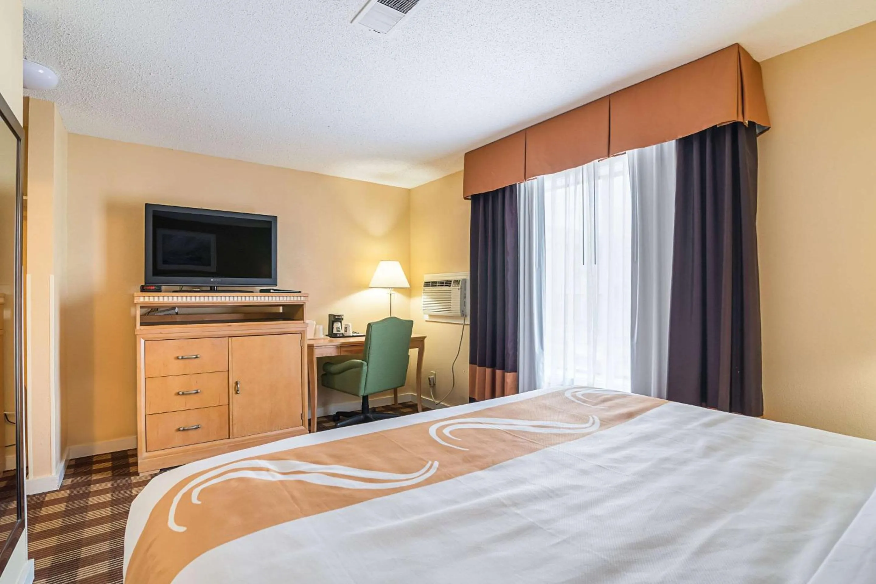 Photo of the whole room, Bed in Quality Inn North Conway