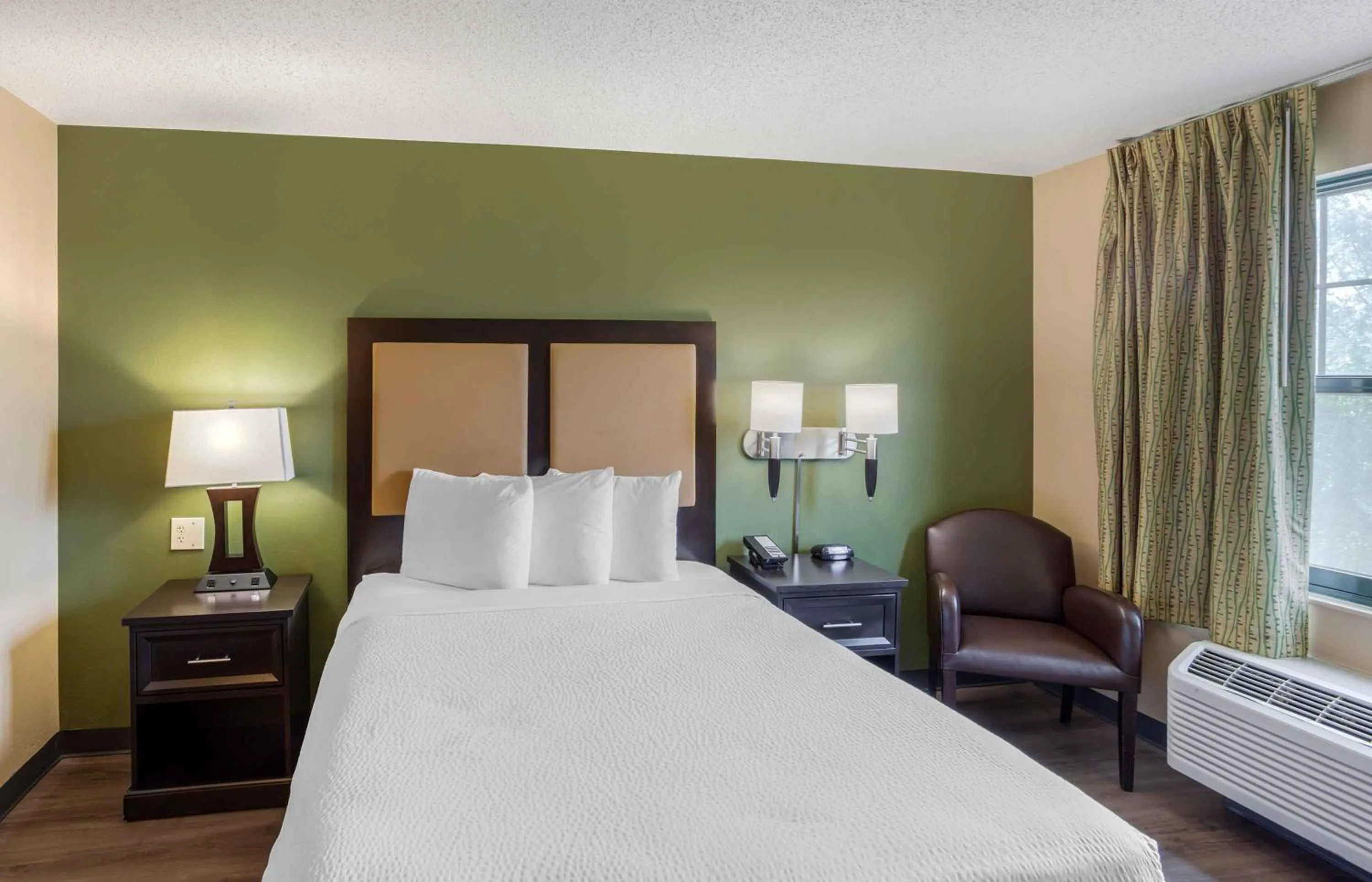 Bedroom, Bed in Extended Stay America Suites - New York City - LaGuardia Airport