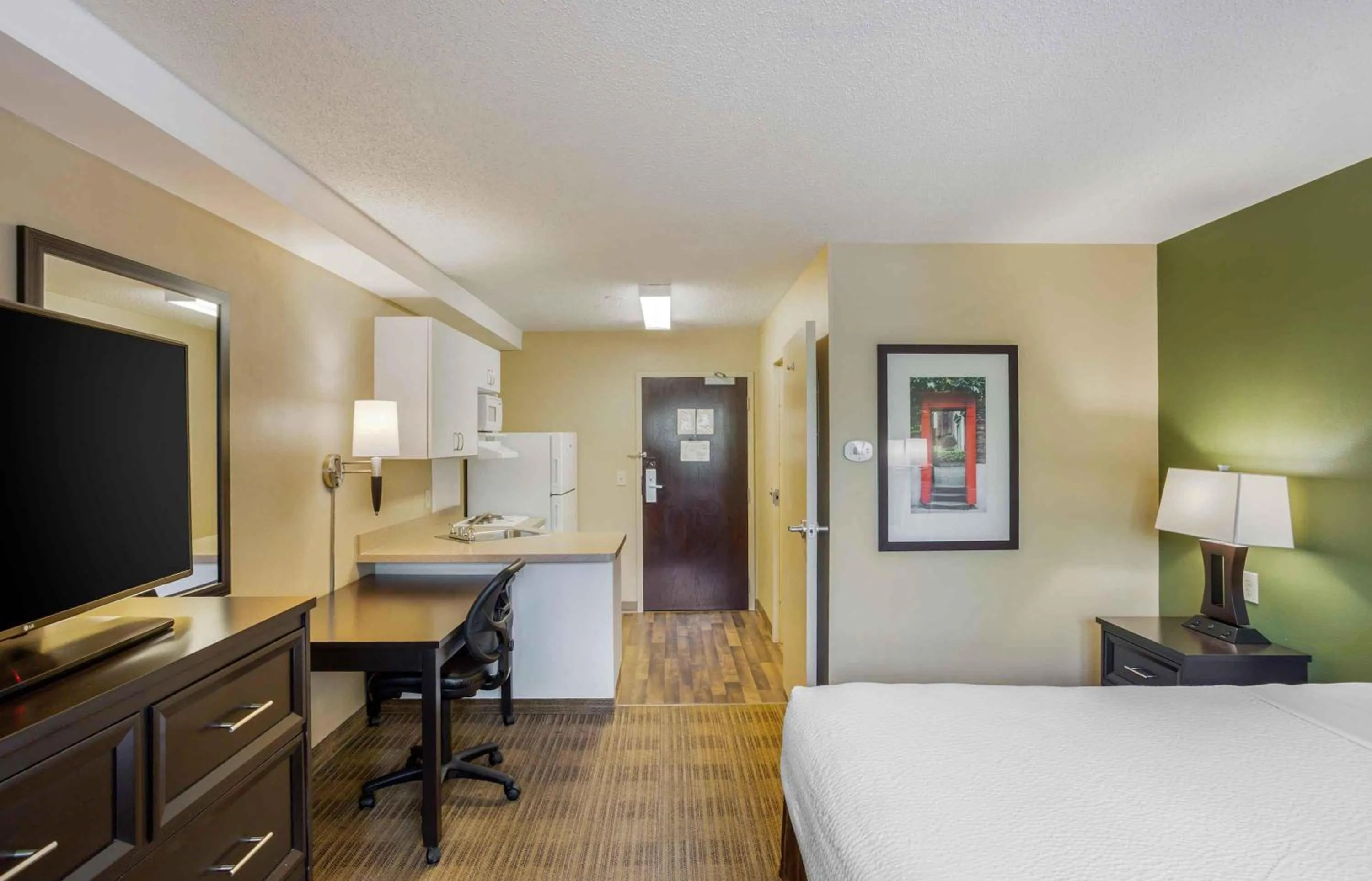 Bedroom, Bed in Extended Stay America Suites - New York City - LaGuardia Airport