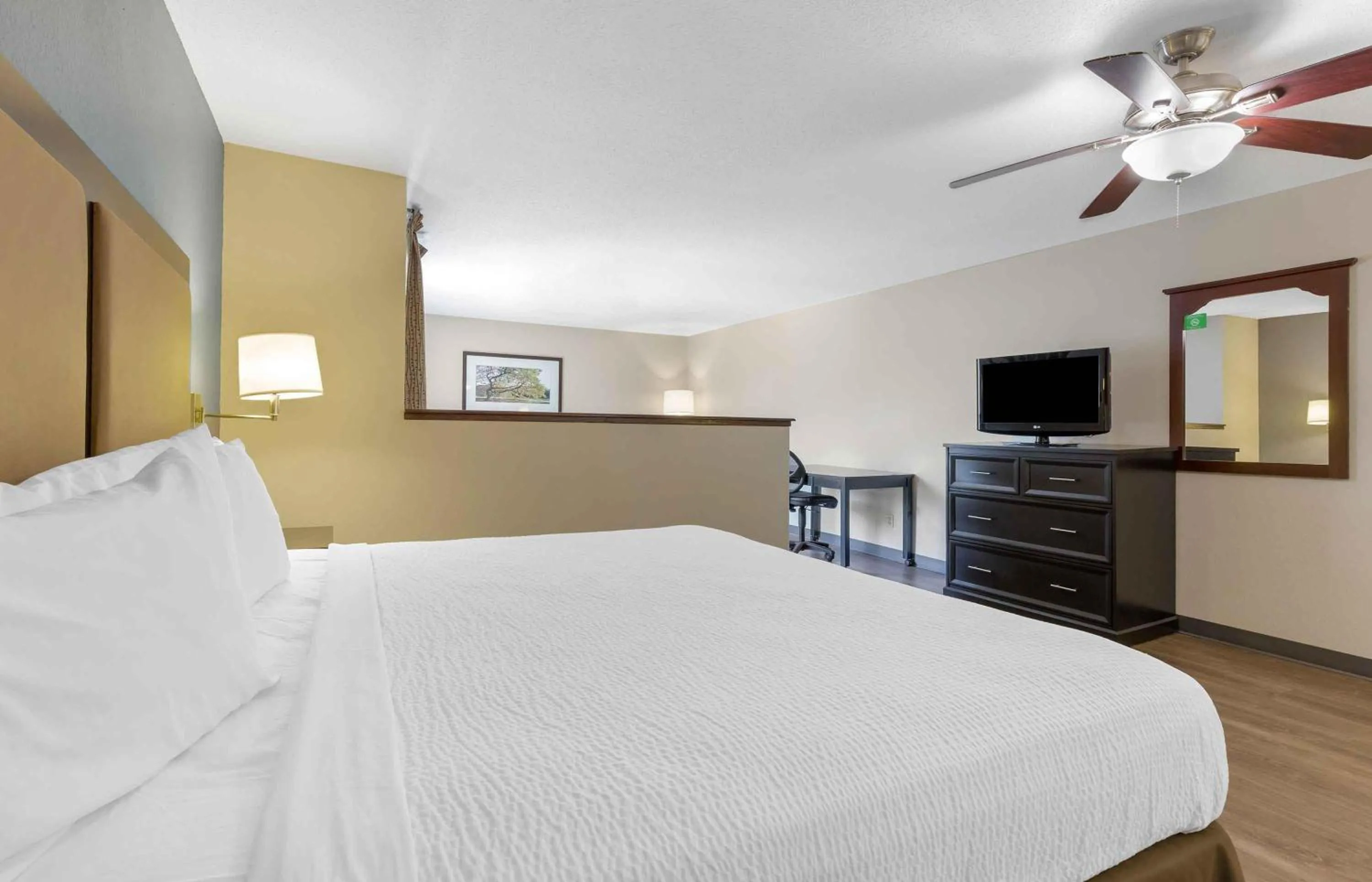 Bedroom, Bed in Extended Stay America Suites - New York City - LaGuardia Airport