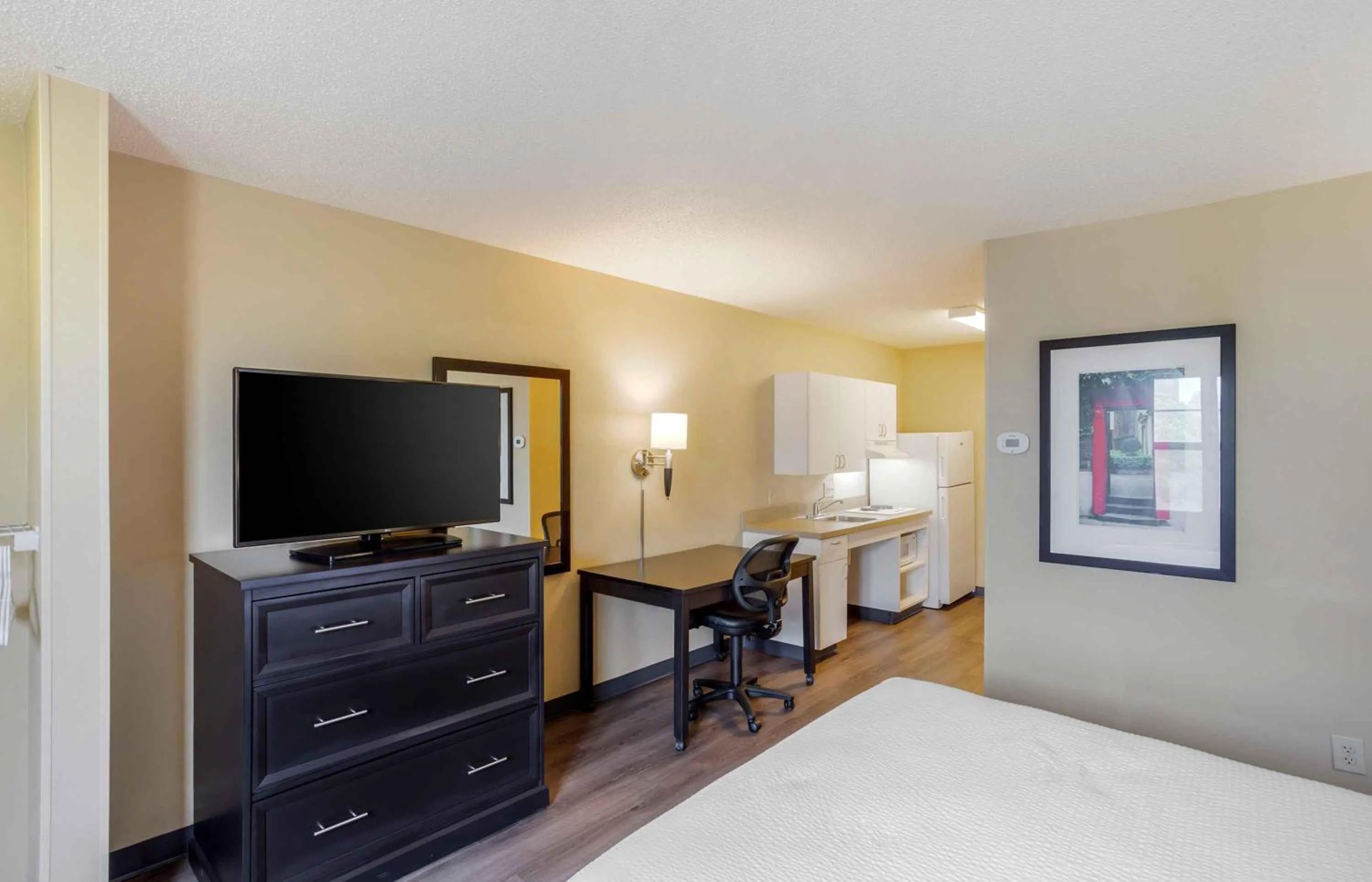 Bedroom, Bed in Extended Stay America Suites - New York City - LaGuardia Airport