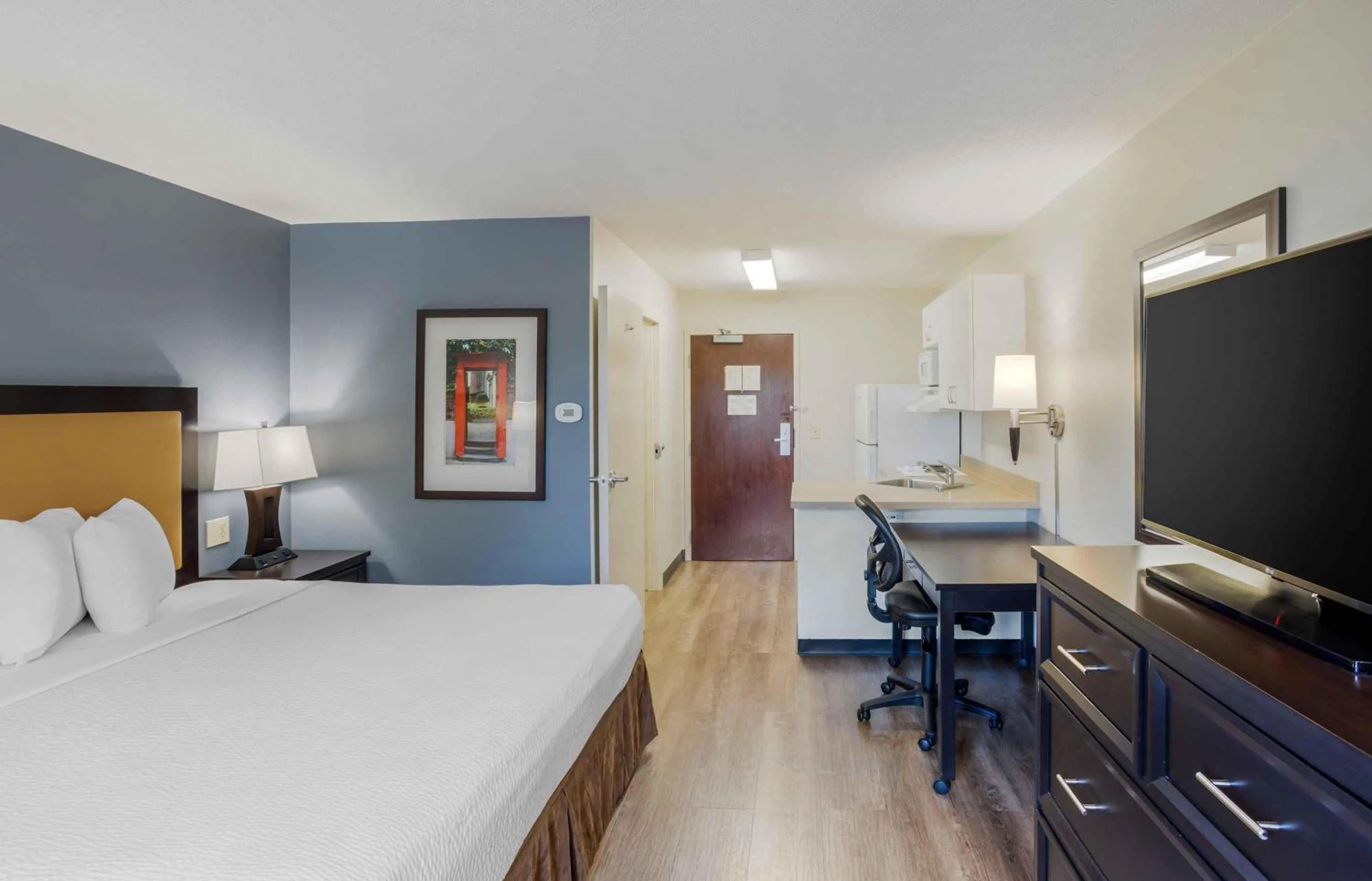 Bedroom, Bed in Extended Stay America Suites - New York City - LaGuardia Airport
