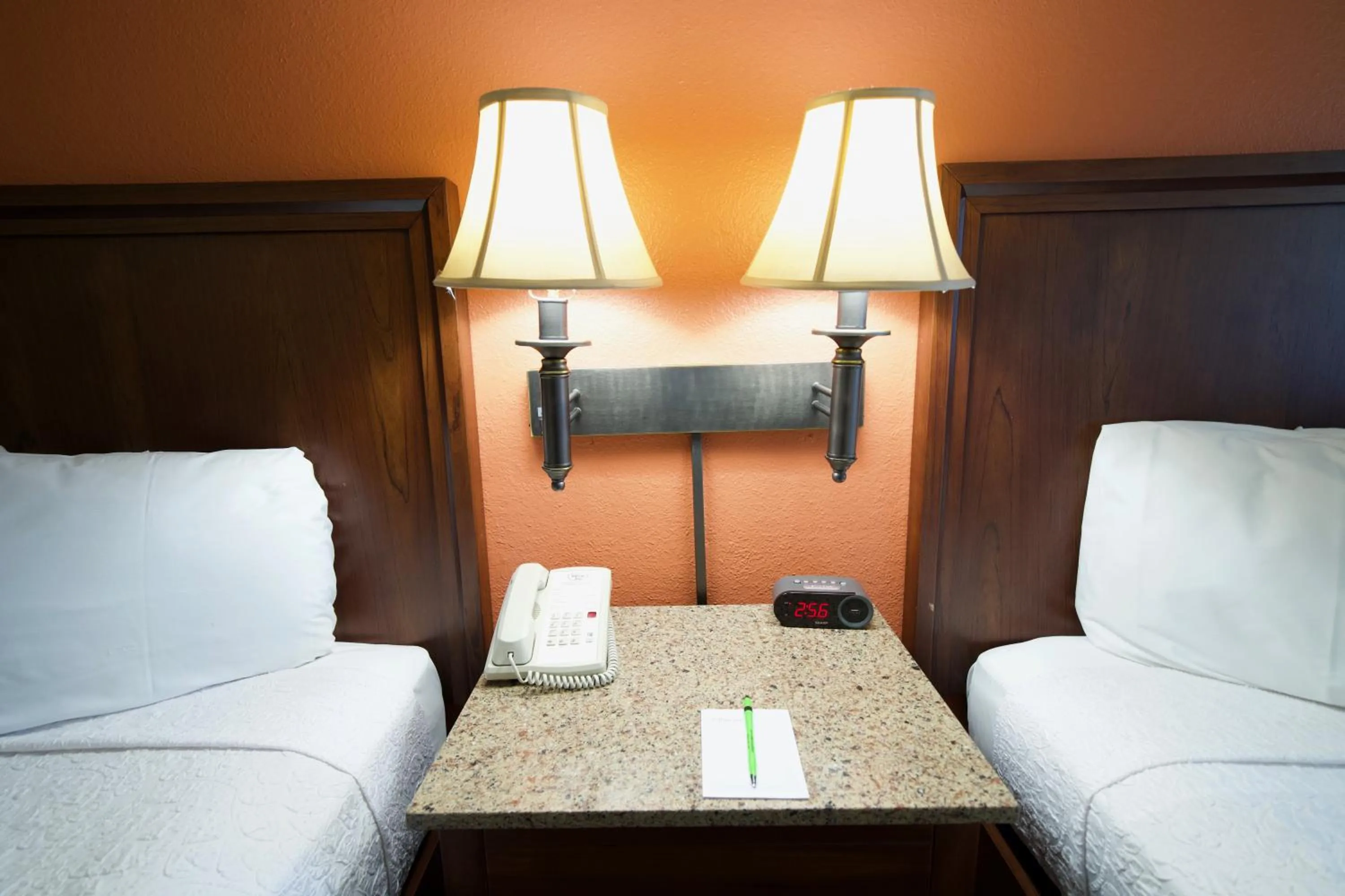 Bedroom, Bed in Village Inn