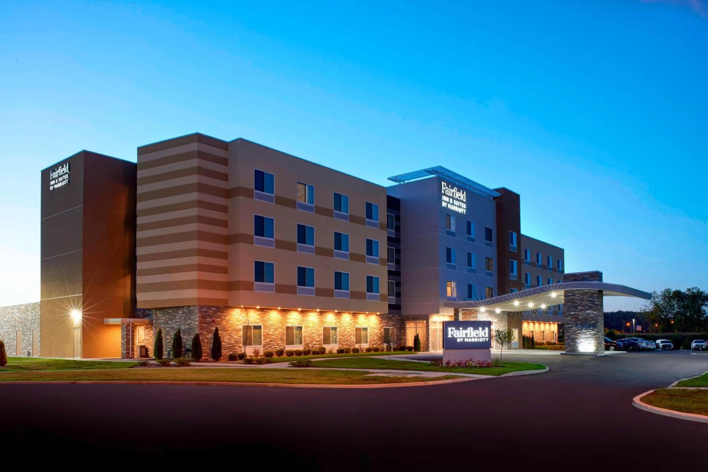 Property building in Fairfield Inn & Suites by Marriott Columbus, IN