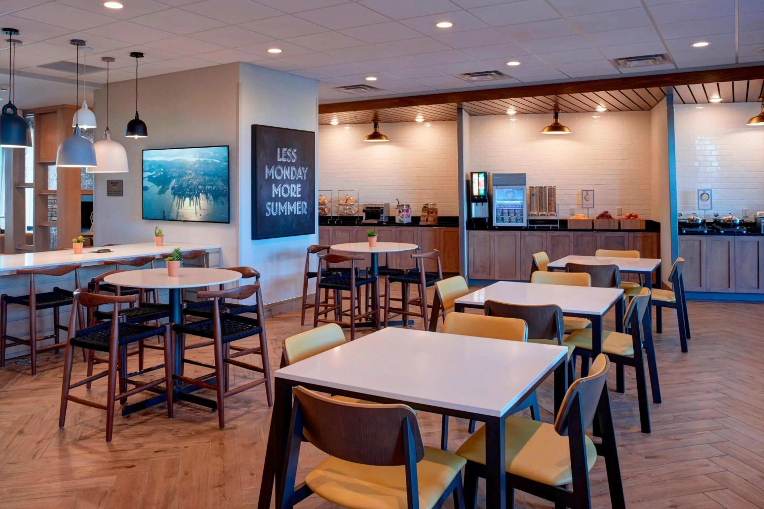 Breakfast in Fairfield Inn & Suites by Marriott Columbus, IN