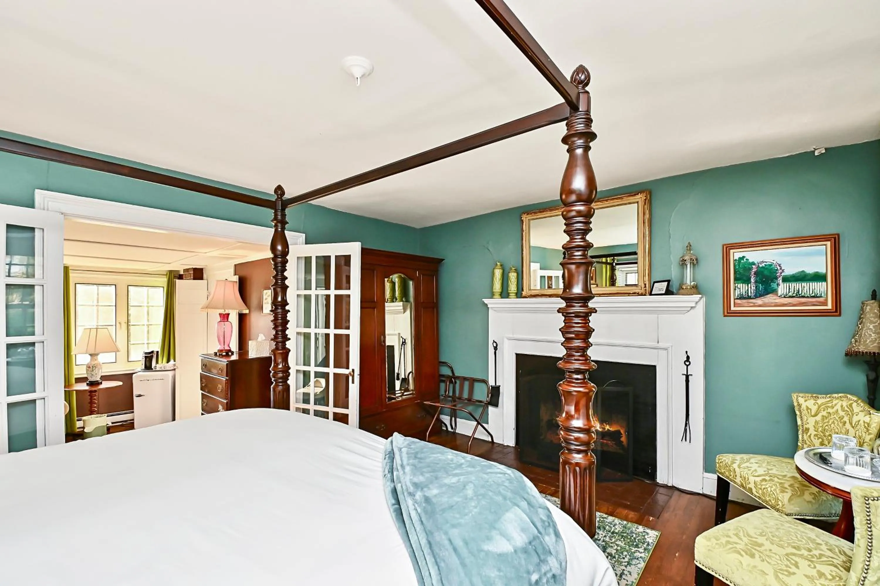 Bed in Prospect Hill Inn & Restaurant