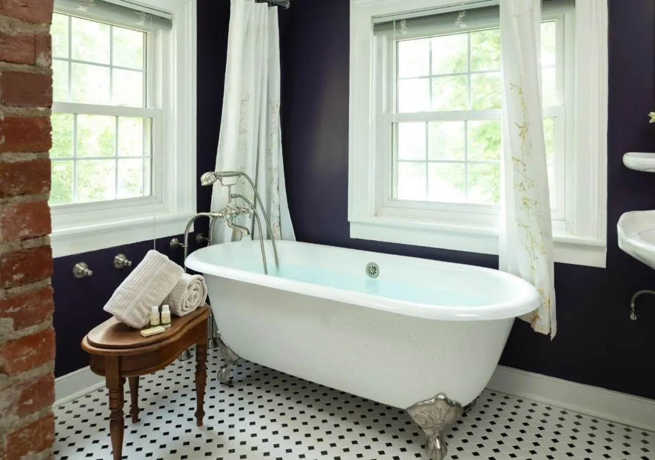 Bathroom in Prospect Hill Inn & Restaurant