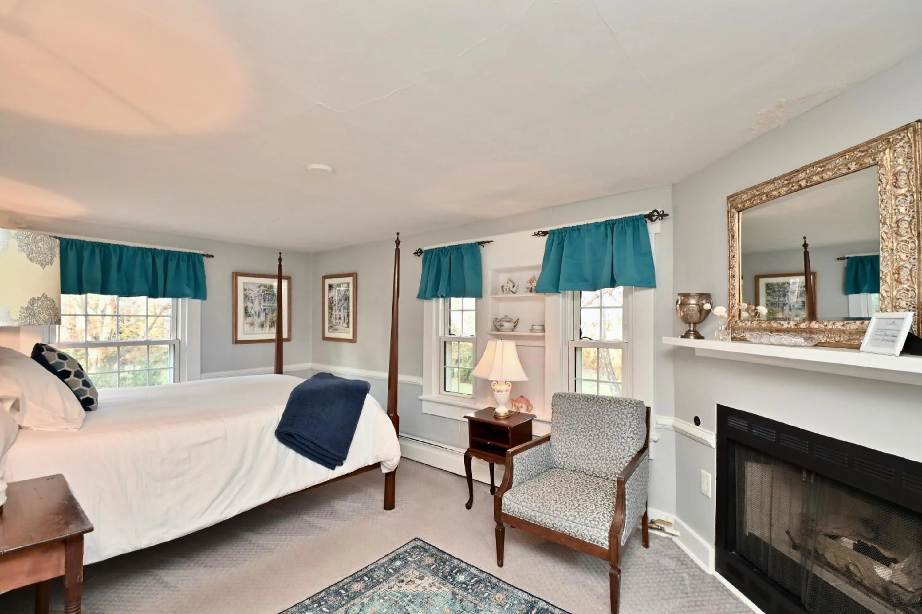 Photo of the whole room, Bed in Prospect Hill Inn & Restaurant