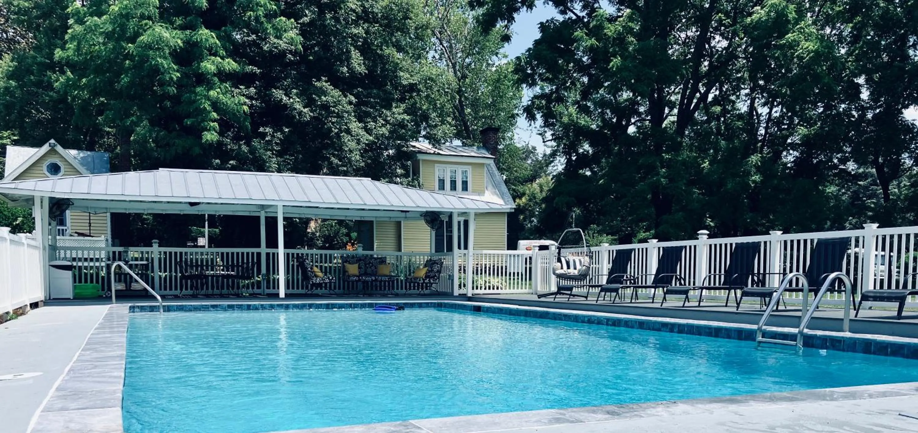 Swimming pool in Prospect Hill Inn & Restaurant